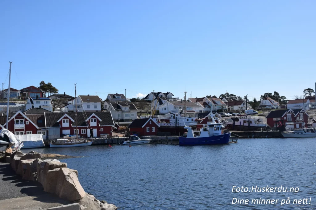 🐟🏘️ Engelsviken – Mat og Idylle 🏘️🐟 Utforsk Engelsviken, en sjarmerende kystbygd i Fredrikstad, kjent for sin autentiske sjarm og rike sjømatkultur. Fra fiskebutikker med ferske delikatesser til vakre røde bryggebygninger ved sjøen, er dette et sted hvor mat og maritime tradisjoner møtes. Nyt en spasertur langs havnen og opplev atmosfæren som trekker til seg både lokale og turister. Foto: © Huskerdu.no https://huskerdu.no/ engelsviken-kystbygd-havn-sjømat Engelsviken Fredrikstad – Sjømat og Kystliv Engelsviken, Fredrikstad, Engelsvikens havn, Engelsviken sjømat, kystbygd Engelsviken, Engelsvikens brygge, Fredrikstad Engelsviken, mat Engelsviken, Engelsviken båt