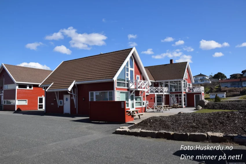 🐟🏘️ Engelsviken – Mat og Idylle 🏘️🐟 Utforsk Engelsviken, en sjarmerende kystbygd i Fredrikstad, kjent for sin autentiske sjarm og rike sjømatkultur. Fra fiskebutikker med ferske delikatesser til vakre røde bryggebygninger ved sjøen, er dette et sted hvor mat og maritime tradisjoner møtes. Nyt en spasertur langs havnen og opplev atmosfæren som trekker til seg både lokale og turister. Foto: © Huskerdu.no https://huskerdu.no/ engelsviken-kystbygd-havn-sjømat Engelsviken Fredrikstad – Sjømat og Kystliv Engelsviken, Fredrikstad, Engelsvikens havn, Engelsviken sjømat, kystbygd Engelsviken, Engelsvikens brygge, Fredrikstad Engelsviken, mat Engelsviken, Engelsviken båt