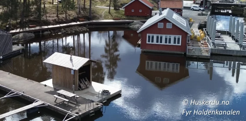 Fyr Haldenkanalen 🧖♂️🧖♀️🌊 Opplev den flytende badstuen ved Haldenkanalen i Ørje – et perfekt sted for avslapning og velvære i naturskjønne omgivelser. Med moderne design i treverk og en rolig atmosfære, gir denne badstuen deg muligheten til å kombinere varme økter med forfriskende bad i kanalen. Enten du besøker stedet for en rolig stund alene eller med venner, gir denne unike opplevelsen et avbrekk fra hverdagen. Nyt utsikten, den varme dampen og roen ved vannet. 🌲🔥 Foto: © Huskerdu.no