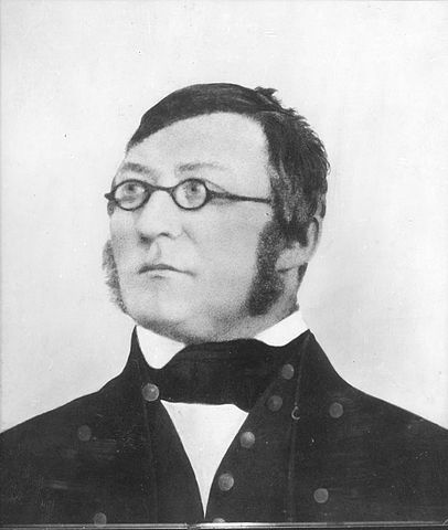 📜🖋️ Henrik Wergeland – En Nasjonalskald 🖋️📜 Dette historiske portrettet fra 1842 viser Henrik Wergeland, en av Norges mest betydningsfulle diktere og samfunnsreformatorer. Wergeland var en forkjemper for demokrati, religionsfrihet og nasjonal identitet. Ifølge hans søster Camilla er dette det eneste portrettet som gir en god likhet med hans virkelige utseende. Bildet gir et unikt innblikk i personen bak Norges kulturelle og politiske utvikling på 1800-tallet. Foto: O. F. Knudsen, Public domain, via Wikimedia Commons Public domain – Ingen opphavsrett https://commons.wikimedia.org/wiki/File:Wergeland_daguerreotype.jpg henrik-wergeland-portrett-1842 Henrik Wergeland – Dikter og Frihetsforkjemper Henrik Wergeland, Wergeland portrett, norsk historie, nasjonalromantikk, 1842 daguerreotype, Norges grunnlov, norsk dikter, Henrik Wergeland bilde, Camilla Collett bror, norsk kulturhistorie