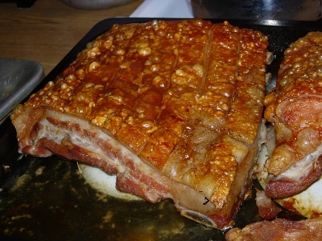 🎄🍖 Sprø juleribbe – Perfekt for jul 🍖🎄 Opplev den norske tradisjonen med sprø juleribbe, et ikonisk måltid som serveres i de fleste hjem på julaften. Ribben på bildet viser den karakteristiske sprø svoren som mange forbinder med smaken av jul. Kombinert med tilbehør som surkål, rødkål og brun saus, blir dette en høytidsmiddag med lange røtter i norsk matkultur. Nyt ribben mens du opplever norsk gjestfrihet og julefeiring! Foto: Røed, CC BY-SA 2.5 https://creativecommons.org/licenses/by-sa/2.5 juleribbe-spro-svor-norsk-julemiddag Sprø juleribbe – Norsk juletradisjon på sitt beste juleribbe, julemiddag, norsk tradisjon, norsk ribbe, sprø svor, saftig ribbe, norsk mat, jul i Norge, juleribbe tradisjon, norsk julemat, norsk jul, ribbe tradisjon, surkål, rødkål, brun saus, julemat Norge