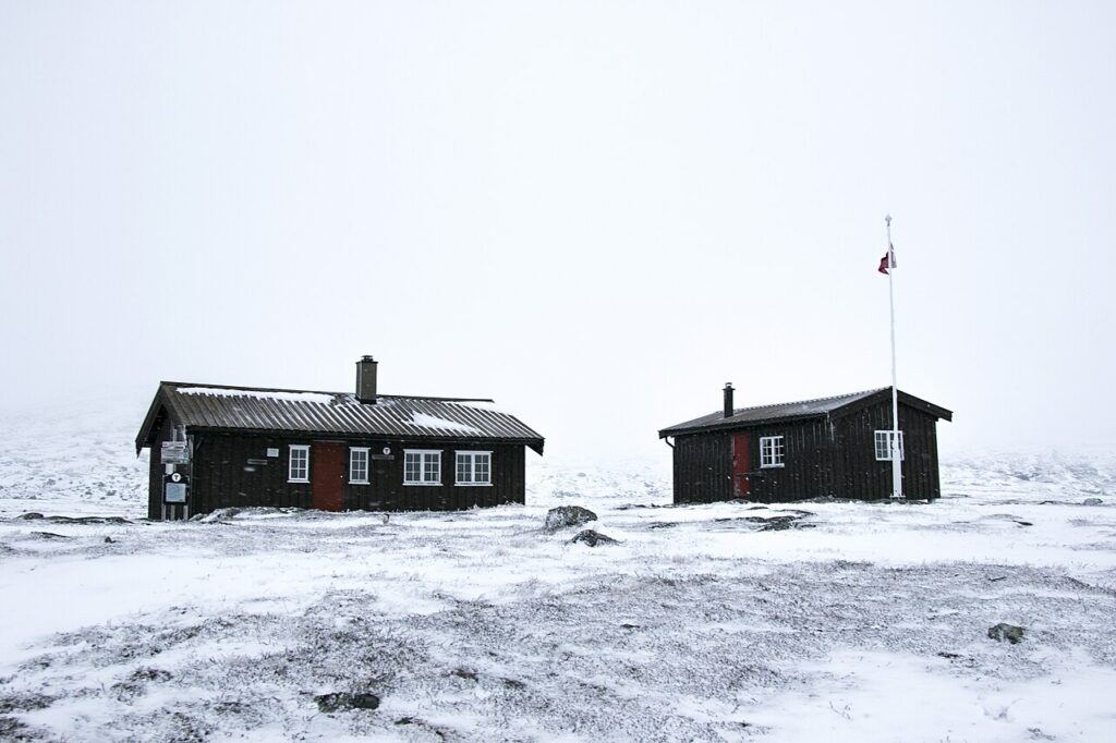🗻❄️ Kjølihytta på Kjølifjell ❄️🗻 Utforsk den vakre Kjølihytta, som ligger på toppen av Kjølifjell. Hytta er omgitt av storslått fjellnatur og er en ideell base for fjellturer i området. Med sin beliggenhet høyt oppe i fjellene tilbyr den en rolig og naturskjønn opplevelse for turister. Hytta er et populært stoppested for både turgåere og naturentusiaster, spesielt i oktober når snøen begynner å legge seg og landskapet får et vinterlig preg. Foto: Haegglund, CC BY-SA 4.0 https://creativecommons.org/licenses/by-sa/4.0 kjolihytta-kjolifjell-oktober Kjølihytta på Kjølifjell i oktober – Et vinterlig eventyr Søkestreng: Kjølihytta, Kjølifjell, Kjøli, Kjølifjäll, Kjølihytta Norge, Kjølifjell DNT, Trøndelag Kjølihytta, norsk fjellhytte, fjellturer Kjøli