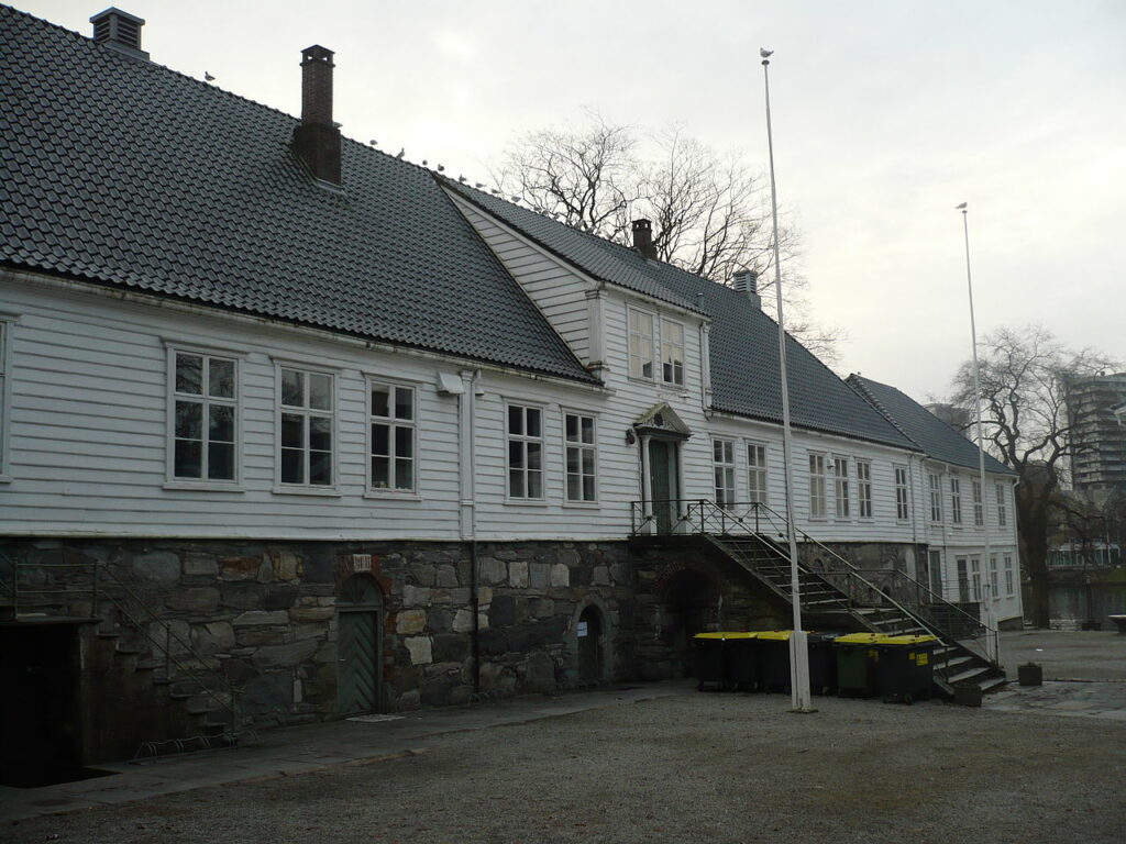 🏫📚 Kongsgård – Eilert Sundts Skolegang 📚🏫 Besøk hovedbygningen på Kongsgård i Stavanger, en historisk skole der Eilert Sundt, Norges store samfunnsforsker, tilbrakte sine formative år. Denne vakre bygningen, med sine røtter i norsk historie, står som et symbol på læring og kultur i hjertet av Stavanger. En tur hit gir et innblikk i Sundts tidlige liv og en anledning til å reflektere over betydningen av utdanning og samfunnsforskning. Foto: Arne Kvitrud, CC BY-SA 4.0 https://creativecommons.org/licenses/by-sa/4.0 kongsgard-eilert-sundt-skole-stavanger Hovedbygningen på Kongsgård i Stavanger – Historisk Skole Kongsgård, Stavanger, Eilert Sundt, historisk skole, samfunnsforsker, norsk historie, Stavanger sentrum, skolebygning, læring, kultur