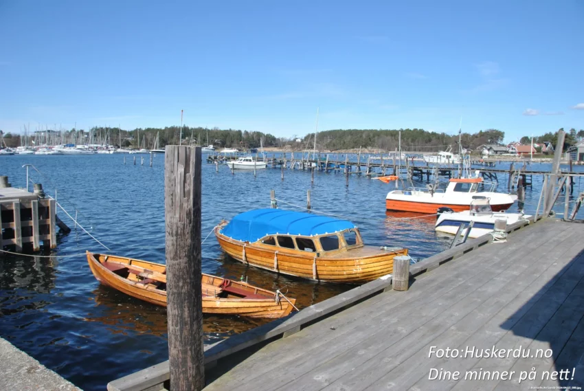 🏖️🚤 Lerviks maritime sjarm 🚤🏖️ Opplev den sjarmerende kystbyen Lervik i Fredrikstad kommune. Her finner du en idyllisk havn med småbåter, historiske sjøboder og utsikt over Oslofjorden. Med sin maritime atmosfære er dette et perfekt sted for en avslappende dag ved vannet eller en utforsking av skjærgården. Foto: © Huskerdu.no https://huskerdu.no lervik-havn-sjoboder-fredrikstad Lervik Fredrikstad – Havn, sjøboder og skjærgårdsidyll Lervik, Fredrikstad, Lervik havn, Oslofjorden, Lervik skjærgård, Fredrikstad Lervik, Lervik båthavn, Lervik sjøboder, Lervik friluftsliv