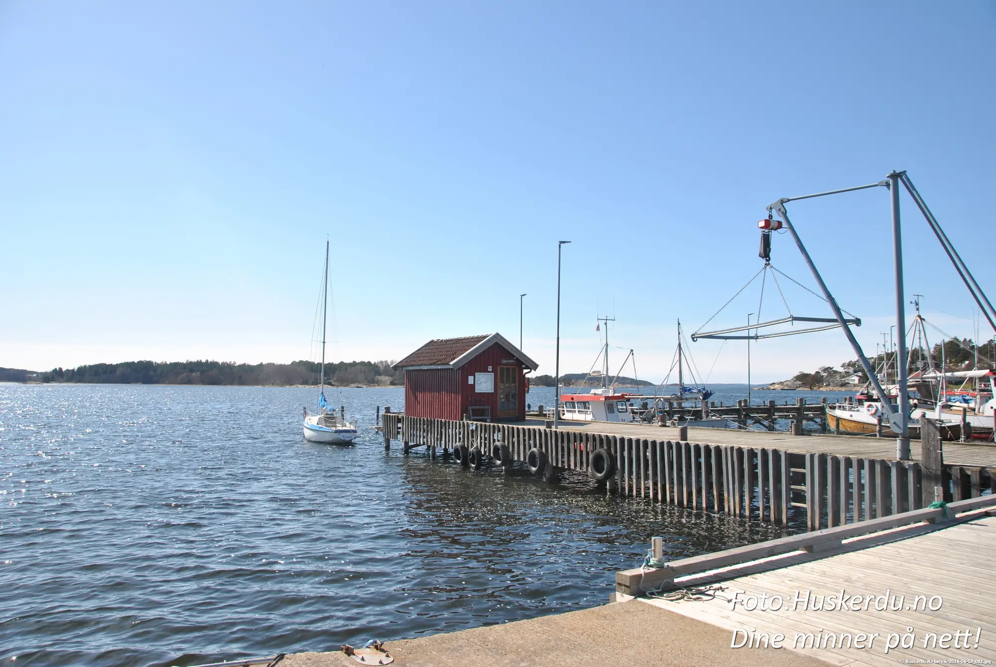 🏖️🚤 Lerviks maritime sjarm 🚤🏖️ Opplev den sjarmerende kystbyen Lervik i Fredrikstad kommune. Her finner du en idyllisk havn med småbåter, historiske sjøboder og utsikt over Oslofjorden. Med sin maritime atmosfære er dette et perfekt sted for en avslappende dag ved vannet eller en utforsking av skjærgården. Foto: © Huskerdu.no https://huskerdu.no lervik-havn-sjoboder-fredrikstad Lervik Fredrikstad – Havn, sjøboder og skjærgårdsidyll Lervik, Fredrikstad, Lervik havn, Oslofjorden, Lervik skjærgård, Fredrikstad Lervik, Lervik båthavn, Lervik sjøboder, Lervik friluftsliv