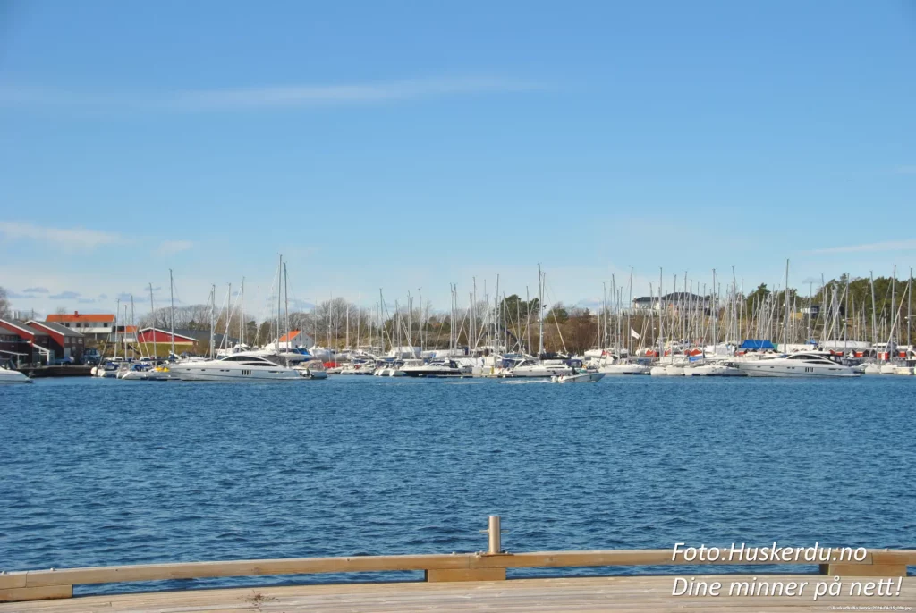 🏖️🚤 Lerviks maritime sjarm 🚤🏖️ Opplev den sjarmerende kystbyen Lervik i Fredrikstad kommune. Her finner du en idyllisk havn med småbåter, historiske sjøboder og utsikt over Oslofjorden. Med sin maritime atmosfære er dette et perfekt sted for en avslappende dag ved vannet eller en utforsking av skjærgården. Foto: © Huskerdu.no https://huskerdu.no lervik-havn-sjoboder-fredrikstad Lervik Fredrikstad – Havn, sjøboder og skjærgårdsidyll Lervik, Fredrikstad, Lervik havn, Oslofjorden, Lervik skjærgård, Fredrikstad Lervik, Lervik båthavn, Lervik sjøboder, Lervik friluftsliv