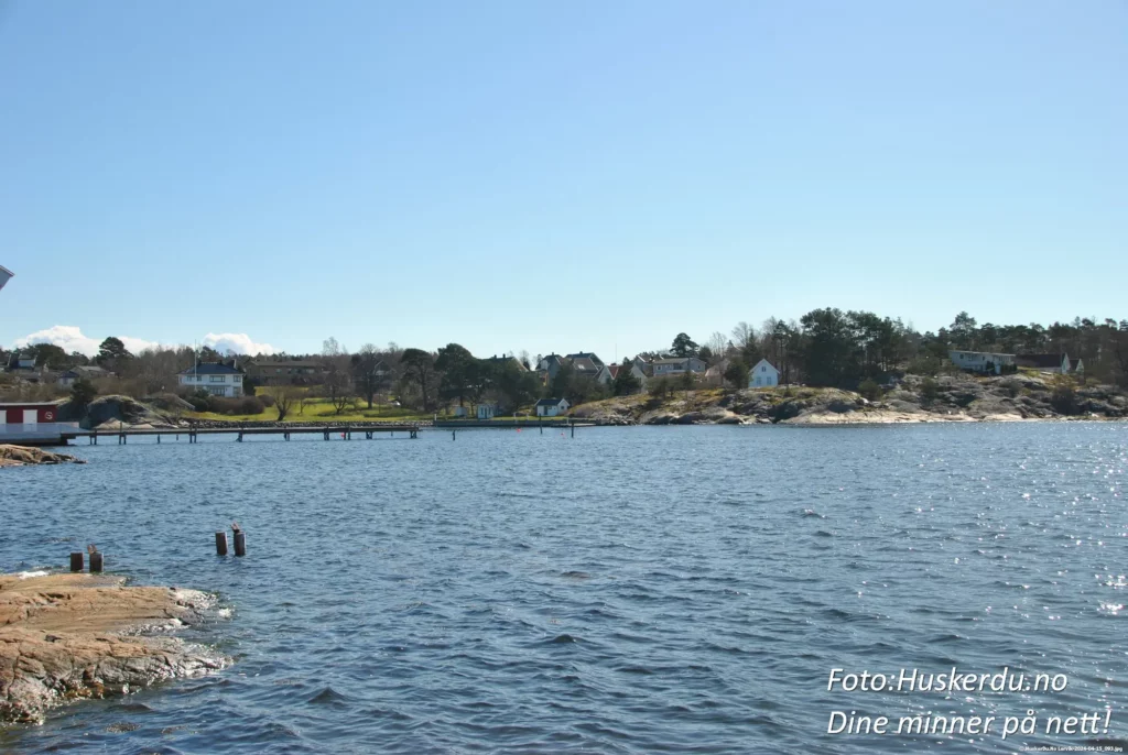 🏖️🚤 Lerviks maritime sjarm 🚤🏖️ Opplev den sjarmerende kystbyen Lervik i Fredrikstad kommune. Her finner du en idyllisk havn med småbåter, historiske sjøboder og utsikt over Oslofjorden. Med sin maritime atmosfære er dette et perfekt sted for en avslappende dag ved vannet eller en utforsking av skjærgården. Foto: © Huskerdu.no https://huskerdu.no lervik-havn-sjoboder-fredrikstad Lervik Fredrikstad – Havn, sjøboder og skjærgårdsidyll Lervik, Fredrikstad, Lervik havn, Oslofjorden, Lervik skjærgård, Fredrikstad Lervik, Lervik båthavn, Lervik sjøboder, Lervik friluftsliv