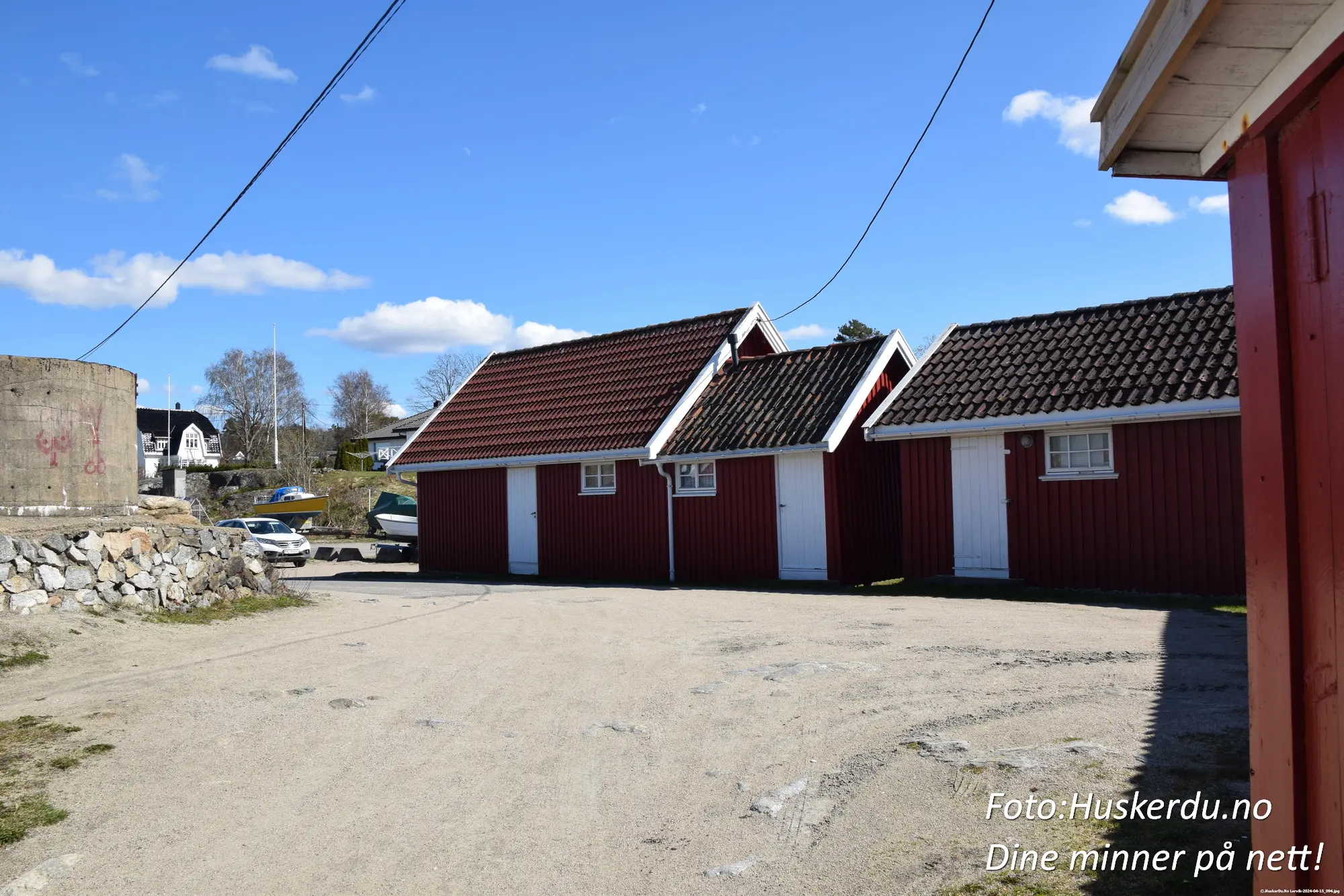 🏖️🚤 Lerviks maritime sjarm 🚤🏖️ Opplev den sjarmerende kystbyen Lervik i Fredrikstad kommune. Her finner du en idyllisk havn med småbåter, historiske sjøboder og utsikt over Oslofjorden. Med sin maritime atmosfære er dette et perfekt sted for en avslappende dag ved vannet eller en utforsking av skjærgården. Foto: © Huskerdu.no https://huskerdu.no lervik-havn-sjoboder-fredrikstad Lervik Fredrikstad – Havn, sjøboder og skjærgårdsidyll Lervik, Fredrikstad, Lervik havn, Oslofjorden, Lervik skjærgård, Fredrikstad Lervik, Lervik båthavn, Lervik sjøboder, Lervik friluftsliv