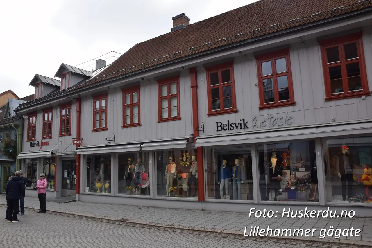 Gågata i Lillehammer Dette er sentrum av byens handelsliv og en nøkkelattraksjon for både lokale og besøkende. Med sin sjarmerende blanding av gammelt og nytt, tilbyr denne gågaten en unik shoppingopplevelse omgitt av historiske trebygninger. Foto: Huskerdu.no
