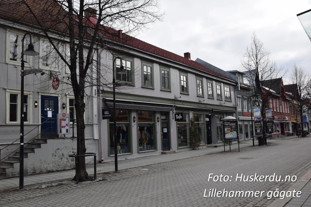 Gågata i Lillehammer Dette er sentrum av byens handelsliv og en nøkkelattraksjon for både lokale og besøkende. Med sin sjarmerende blanding av gammelt og nytt, tilbyr denne gågaten en unik shoppingopplevelse omgitt av historiske trebygninger. Foto: Huskerdu.no