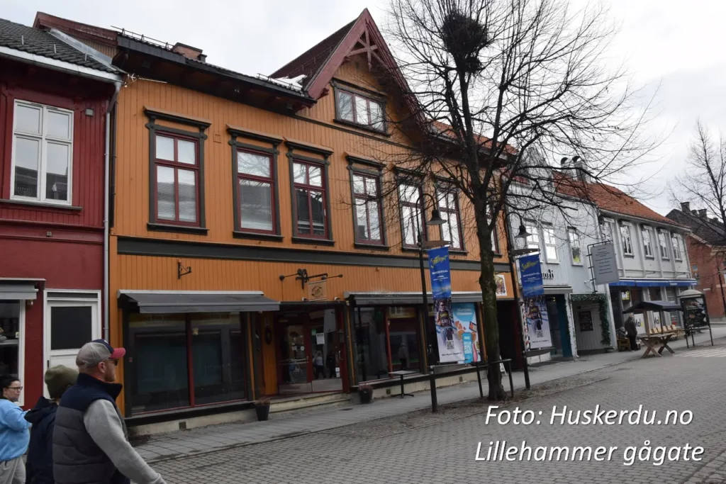 Gågata i Lillehammer Dette er sentrum av byens handelsliv og en nøkkelattraksjon for både lokale og besøkende. Med sin sjarmerende blanding av gammelt og nytt, tilbyr denne gågaten en unik shoppingopplevelse omgitt av historiske trebygninger. Foto: Huskerdu.no