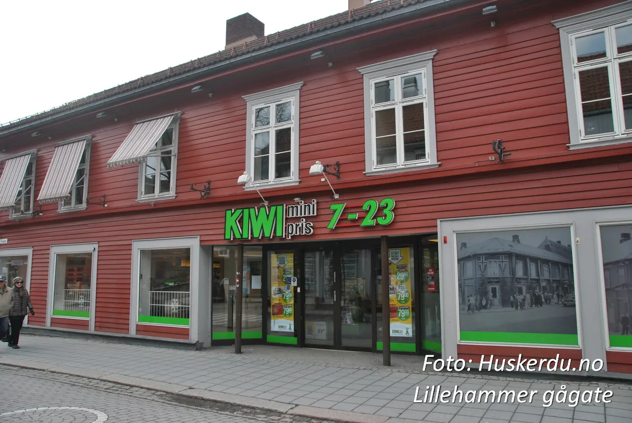 Gågata i Lillehammer Dette er sentrum av byens handelsliv og en nøkkelattraksjon for både lokale og besøkende. Med sin sjarmerende blanding av gammelt og nytt, tilbyr denne gågaten en unik shoppingopplevelse omgitt av historiske trebygninger. Foto: Huskerdu.no