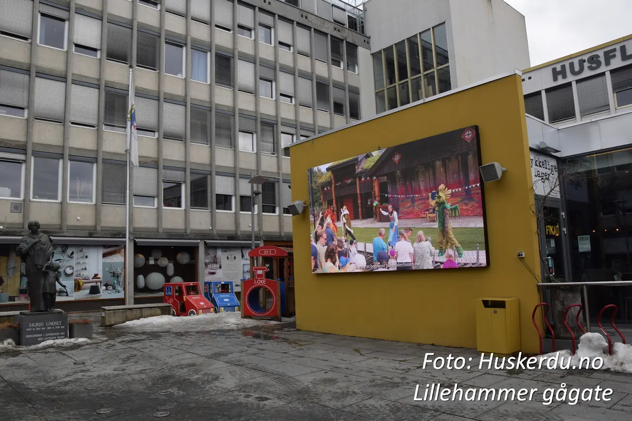 Gågata i Lillehammer Dette er sentrum av byens handelsliv og en nøkkelattraksjon for både lokale og besøkende. Med sin sjarmerende blanding av gammelt og nytt, tilbyr denne gågaten en unik shoppingopplevelse omgitt av historiske trebygninger. Foto: Huskerdu.no