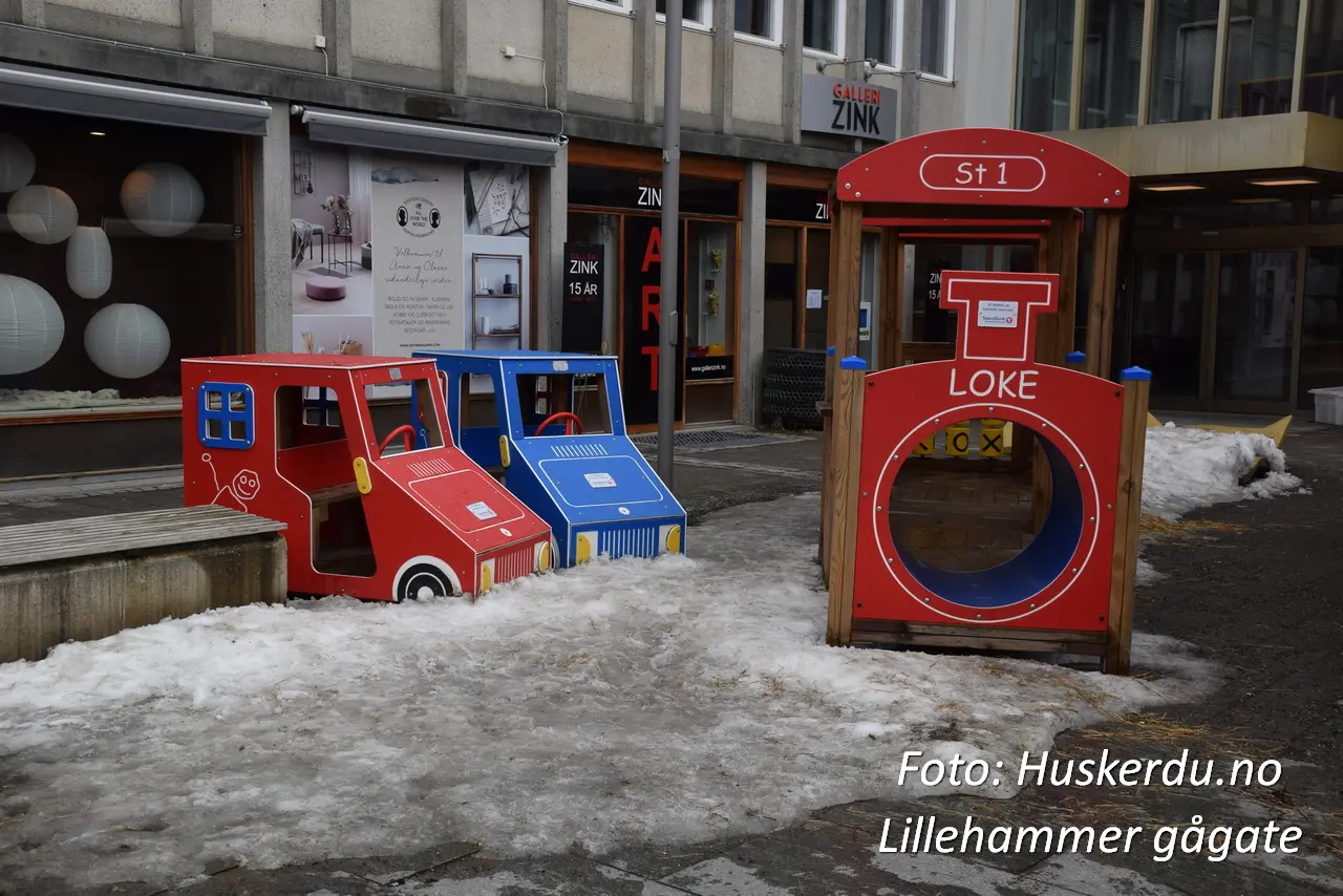 Gågata i Lillehammer Dette er sentrum av byens handelsliv og en nøkkelattraksjon for både lokale og besøkende. Med sin sjarmerende blanding av gammelt og nytt, tilbyr denne gågaten en unik shoppingopplevelse omgitt av historiske trebygninger. Foto: Huskerdu.no