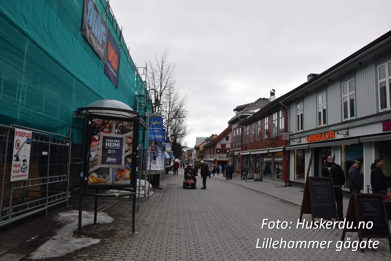Gågata i Lillehammer Dette er sentrum av byens handelsliv og en nøkkelattraksjon for både lokale og besøkende. Med sin sjarmerende blanding av gammelt og nytt, tilbyr denne gågaten en unik shoppingopplevelse omgitt av historiske trebygninger. Foto: Huskerdu.no
