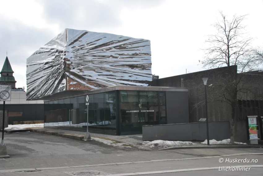 Lillehammer Kunstmuseum 🎨🏛️ – Dette moderne bygget i hjertet av Lillehammer kombinerer kunst og arkitektur på en spennende måte. Den karakteristiske fasaden med speilrefleksjoner er et landemerke og huser både faste og midlertidige kunstutstillinger. Perfekt for en kulturell pause i byen! Foto: Huskerdu.no