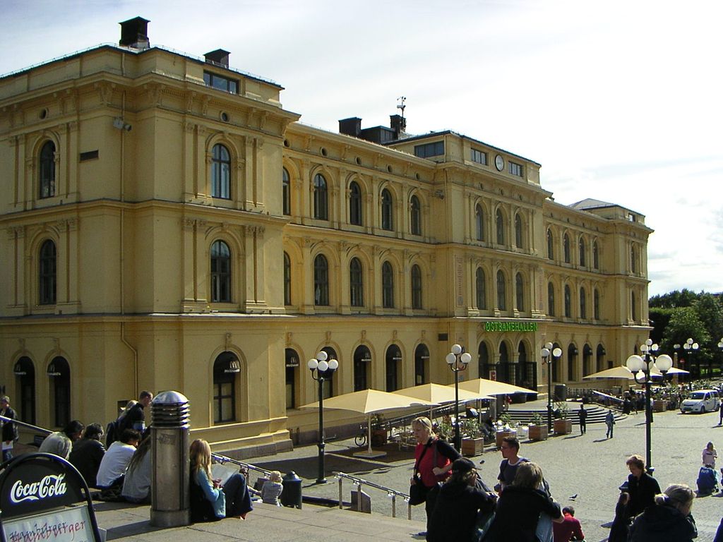 🚉✨ Østbanestasjonen – Et historisk landemerke ✨🚉 Østbanestasjonen, også kjent som Østbanehallen, er en ikonisk bygning i Oslo som har vært et knutepunkt for reisende siden 1854. Med sin klassiske arkitektur og sentrale beliggenhet har stasjonen stått som et vitne til både glade reiseøyeblikk og historiske hendelser. I nyere tid ble stasjonen modernisert, men den bærer fortsatt preg av sin rike historie. Foto: John Erling Blad, CC BY-SA 2.5 https://creativecommons.org/licenses/by-sa/2.5 ostbanestasjonen-oslo-historisk-landemerke Østbanestasjonen – Historie og Moderne Arkitektur Østbanestasjonen, Østbanehallen, Oslo Sentralstasjon, Oslo S, Østbanehallen historie, Østbanehallen Oslo, Østbanestasjonen 2005, Østbanestasjonen landemerke, Oslo togstasjon, Østbanestasjonens modernisering, Oslo knutepunkt.