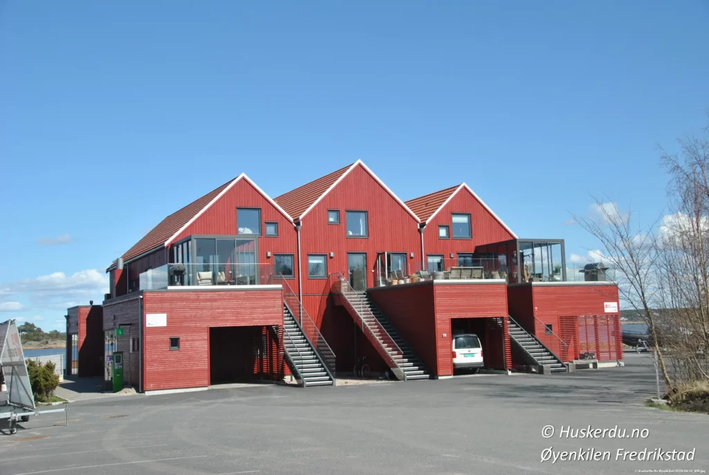 🏡🚪 Moderne hytter med sjøutsikt 🚪🏡 Utforsk disse moderne og sjarmerende hyttene i Øyenkilen, med perfekt beliggenhet for sjøentusiaster. Disse hyttene tilbyr komfort og nærhet til kysten, ideelle for et avslappende ferieopphold. Foto: © Huskerdu.no oyenkilen-fredrikstad-hytter-sjoutsikt Øyenkilen Hytter – Komfort og kystidyll Øyenkilen, Øyen Kilen, Fredrikstad, Fredrikstad hytter, moderne hytter, sjøutsikt Fredrikstad, Øyenkilen ferie