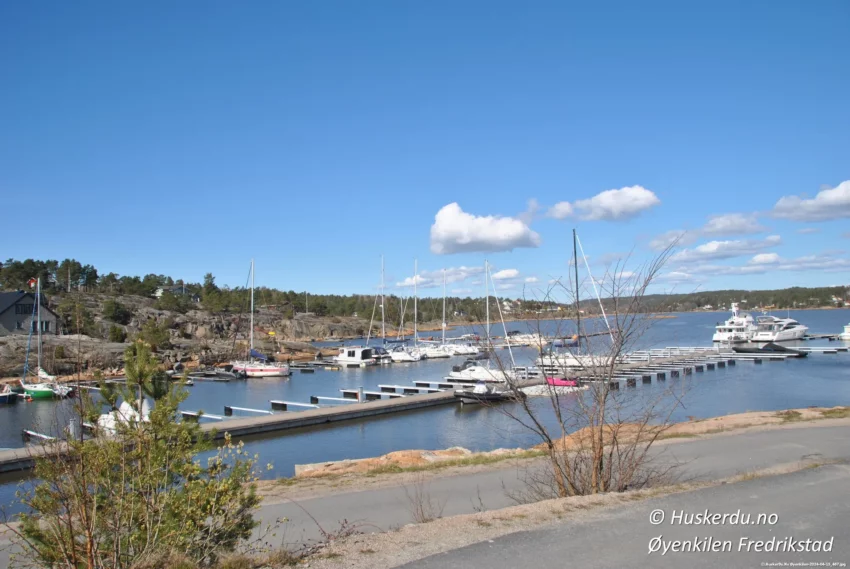 🚤🌲 Havneidyll i Øyenkilen 🌲🚤 Nyt den rolige atmosfæren i Øyenkilen havn, en skjult perle i Fredrikstad med småbåter og vakker kystlinje. Havna er perfekt for båtentusiaster og turister som søker naturskjønne omgivelser. Med utsikt over sjøen og nærhet til lokale attraksjoner, er dette stedet ideelt for en avslappende dag ved vannet. Foto: © Huskerdu.no, oyenkilen-fredrikstad-havn-idyll Øyenkilen havn – Perfekt for avslapning og opplevelser Øyenkilen, Øyen Kilen, Fredrikstad, Fredrikstad havn, småbåthavn, Fredrikstad skjærgård, Øyenkilen Fredrikstad