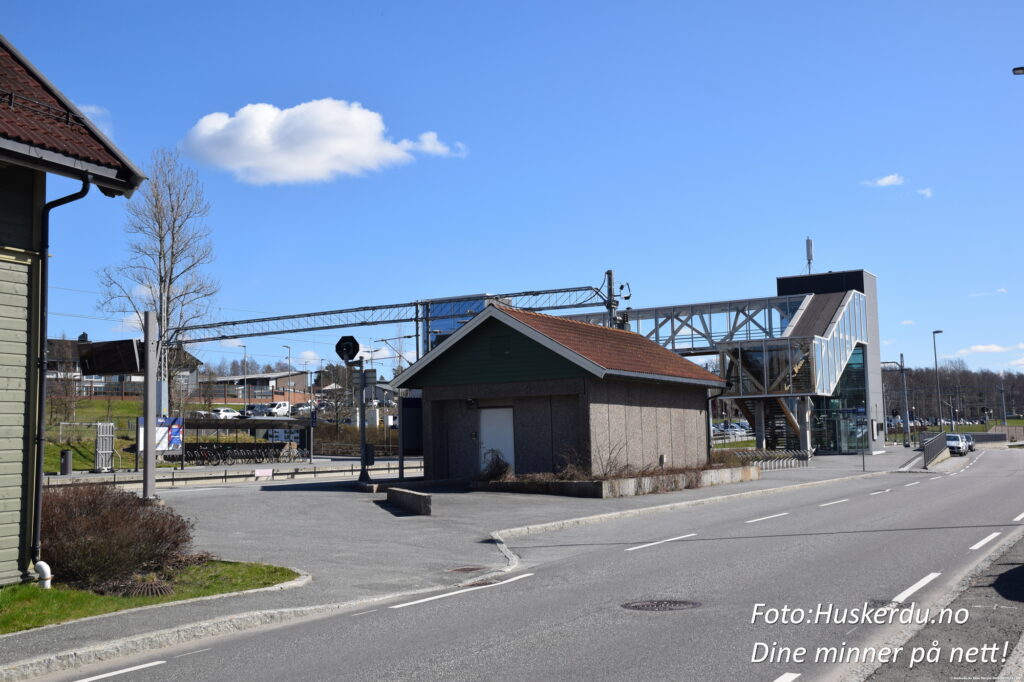 🚂🌉 Råde Stasjon i Karlshus 🌉🚂 Oppdag sjarmerende Råde Stasjon i Karlshus, et knutepunkt på Østfoldbanen. Med sine moderne fasiliteter og historiske bygninger fra 1879 er stasjonen et harmonisk møte mellom fortid og nåtid. Gangbroen gir enkel tilgang mellom plattformene, mens omgivelsene innbyr til både togreiser og utforskning av vakker natur. Foto: Huskerdu.no - All Rights Reserved https://huskerdu.no rade-stasjon-karlshus-ostfoldbanen Råde Stasjon i Karlshus – Moderne fasiliteter og historisk sjarm Søkeord: Råde Stasjon, Karlshus, Østfoldbanen, Råde, jernbane, togstasjon, gangbro, Råde Stasjon fasiliteter, Råde Stasjon historie, Råde Østfold, Stasjonsveien