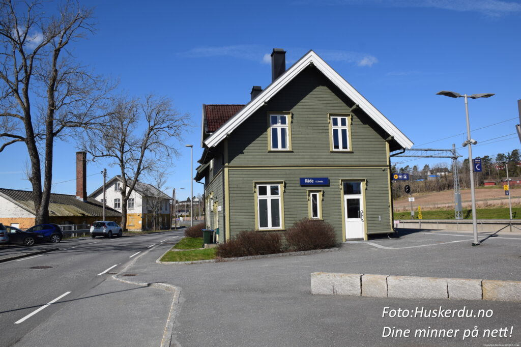 🚂🌉 Råde Stasjon i Karlshus 🌉🚂 Oppdag sjarmerende Råde Stasjon i Karlshus, et knutepunkt på Østfoldbanen. Med sine moderne fasiliteter og historiske bygninger fra 1879 er stasjonen et harmonisk møte mellom fortid og nåtid. Gangbroen gir enkel tilgang mellom plattformene, mens omgivelsene innbyr til både togreiser og utforskning av vakker natur. Foto: Huskerdu.no - All Rights Reserved https://huskerdu.no rade-stasjon-karlshus-ostfoldbanen Råde Stasjon i Karlshus – Moderne fasiliteter og historisk sjarm Søkeord: Råde Stasjon, Karlshus, Østfoldbanen, Råde, jernbane, togstasjon, gangbro, Råde Stasjon fasiliteter, Råde Stasjon historie, Råde Østfold, Stasjonsveien