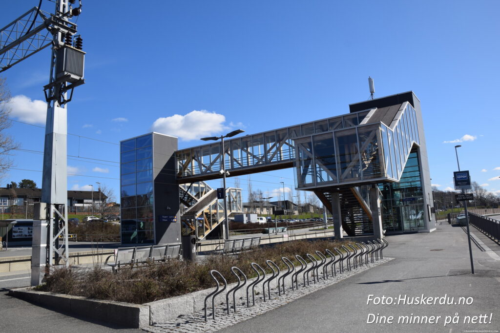 🚂🌉 Råde Stasjon i Karlshus 🌉🚂 Oppdag sjarmerende Råde Stasjon i Karlshus, et knutepunkt på Østfoldbanen. Med sine moderne fasiliteter og historiske bygninger fra 1879 er stasjonen et harmonisk møte mellom fortid og nåtid. Gangbroen gir enkel tilgang mellom plattformene, mens omgivelsene innbyr til både togreiser og utforskning av vakker natur. Foto: Huskerdu.no - All Rights Reserved https://huskerdu.no rade-stasjon-karlshus-ostfoldbanen Råde Stasjon i Karlshus – Moderne fasiliteter og historisk sjarm Søkeord: Råde Stasjon, Karlshus, Østfoldbanen, Råde, jernbane, togstasjon, gangbro, Råde Stasjon fasiliteter, Råde Stasjon historie, Råde Østfold, Stasjonsveien