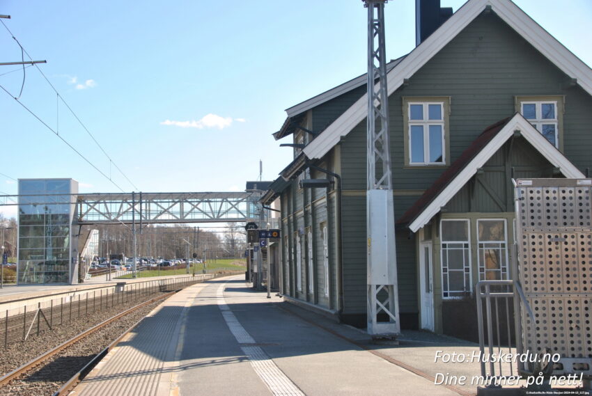 🚂🌉 Råde Stasjon i Karlshus 🌉🚂 Oppdag sjarmerende Råde Stasjon i Karlshus, et knutepunkt på Østfoldbanen. Med sine moderne fasiliteter og historiske bygninger fra 1879 er stasjonen et harmonisk møte mellom fortid og nåtid. Gangbroen gir enkel tilgang mellom plattformene, mens omgivelsene innbyr til både togreiser og utforskning av vakker natur. Foto: Huskerdu.no - All Rights Reserved https://huskerdu.no rade-stasjon-karlshus-ostfoldbanen Råde Stasjon i Karlshus – Moderne fasiliteter og historisk sjarm Søkeord: Råde Stasjon, Karlshus, Østfoldbanen, Råde, jernbane, togstasjon, gangbro, Råde Stasjon fasiliteter, Råde Stasjon historie, Råde Østfold, Stasjonsveien