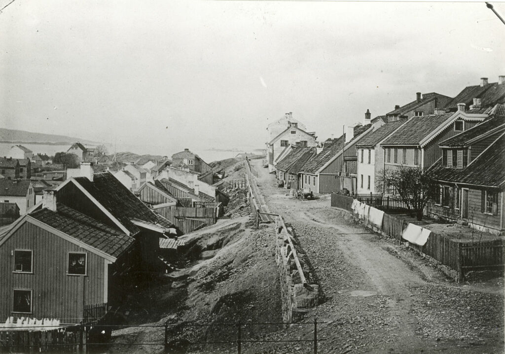 🏠📷 Ruseløkkbakken – Historisk Oslo-bebyggelse 📷🏠 Ta et steg tilbake i tid til Ruseløkkbakken i Oslo, en gang kjent som "Tunis og Algier" på grunn av sitt røffe rykte. Denne gamle trehusbebyggelsen lå i det som nå er Vika-området, og viser en helt annen side av hovedstaden fra en svunnen tid. Området, som senere ble revet, gir et unikt innblikk i hvordan mennesker levde og bodde i Oslo før moderniseringen tok over. Foto: Johannes Markus Holmsen, Public domain https://creativecommons.org/licenses/by-sa/3.0/no/deed.en ruselokkbakken-roverstatene-oslo-riksantikvaren-t001-01-0963 ruselokkbakken-historisk-oslo-bebyggelse Ruseløkkbakken, Oslo, Tunis og Algier, Vika, historisk Oslo, trehusbebyggelse, gamle Oslo, historiske bygninger, revet bebyggelse, Oslo før modernisering