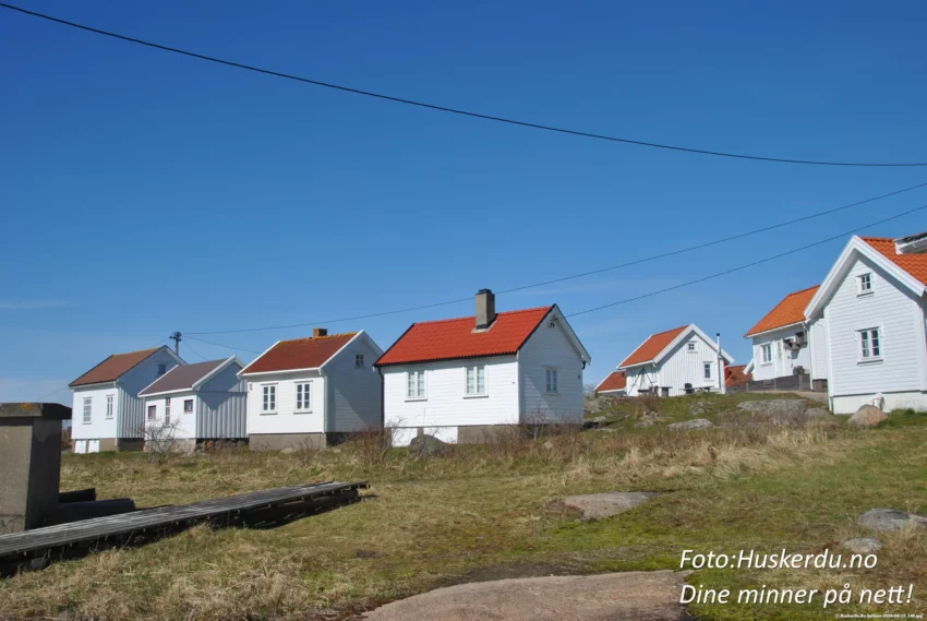 🏠🌊 Historiske bygninger på Saltnes 🌊🏠 Disse tradisjonelle hvite husene på Saltnes vitner om områdets historiske sjarm og maritime arv. Beliggende tett ved sjøen, gir disse husene et innblikk i livet ved Oslofjorden, der fiskeri og sjøfart har stått sentralt i generasjoner. Perfekt for et rolig avbrekk og naturskjønne omgivelser. Foto: © Huskerdu.no, All Rights Reserved https://huskerdu.no saltnes-tradisjonelle-hus-maritim-idyll Saltnes – Historiske Hus ved Oslofjorden Saltnes, Saltnæs, Fredrikstad, Østfold, Oslofjorden, maritimt miljø, tradisjonelle hus, norsk kystkultur