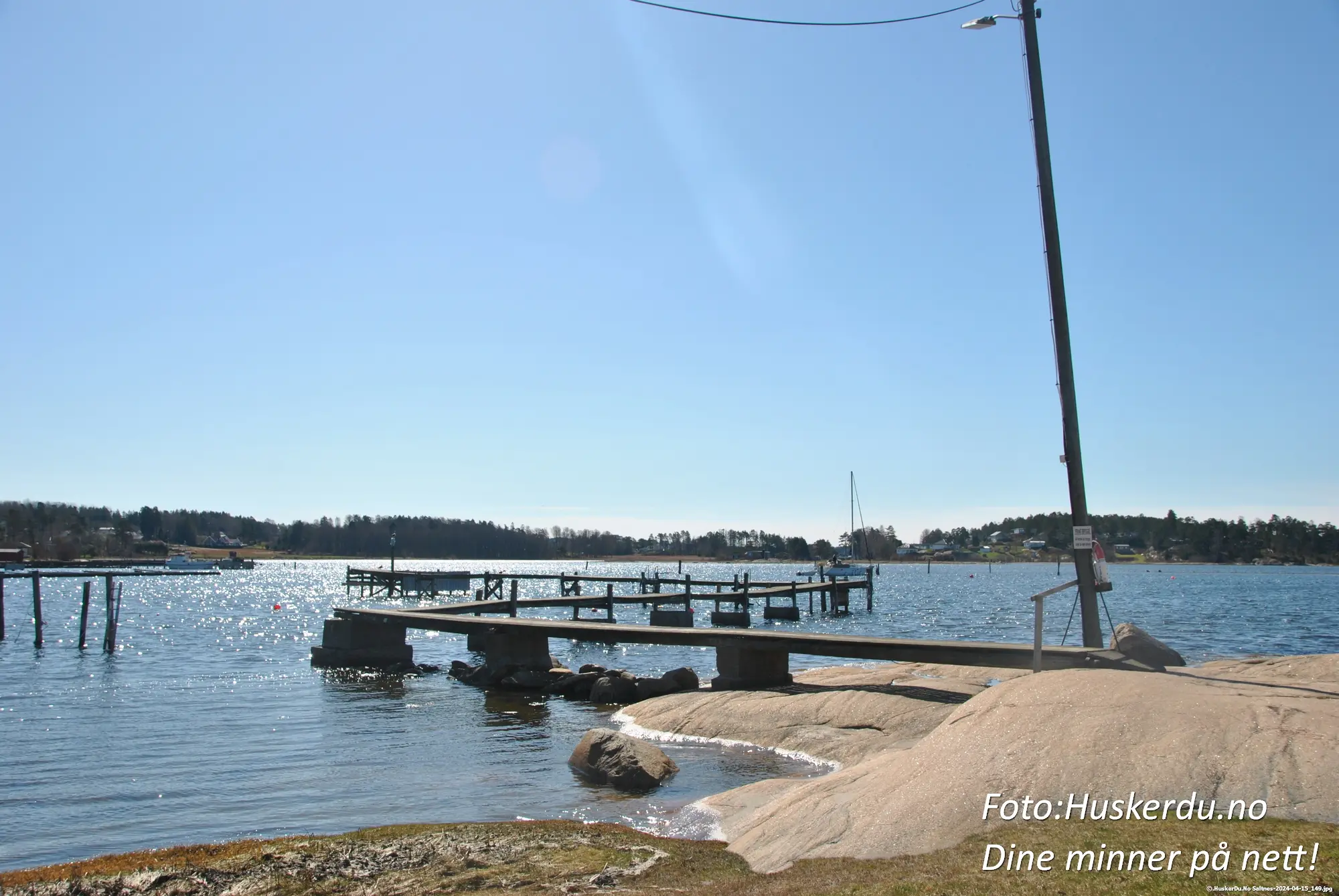🌊🏡 Idyliske strender og boliger 🏡🌊 Saltnes er kjent for sine idylliske strender og kystnære boliger som ligger vakkert til langs fjorden. Her kan man nyte et avslappende strandliv, ta en dukkert i sjøen eller bare beundre den flotte utsikten over Oslofjorden. Området er et perfekt sted for ro og hygge i naturskjønne omgivelser. Foto: © Huskerdu.no, All Rights Reserved https://huskerdu.no saltnes-idylliske-strender-kystliv Saltnes – Strandliv og Naturskjønnhet ved Oslofjorden Saltnes, Fredrikstad, Østfold, strender, Oslofjorden, kystliv, sommeridyll