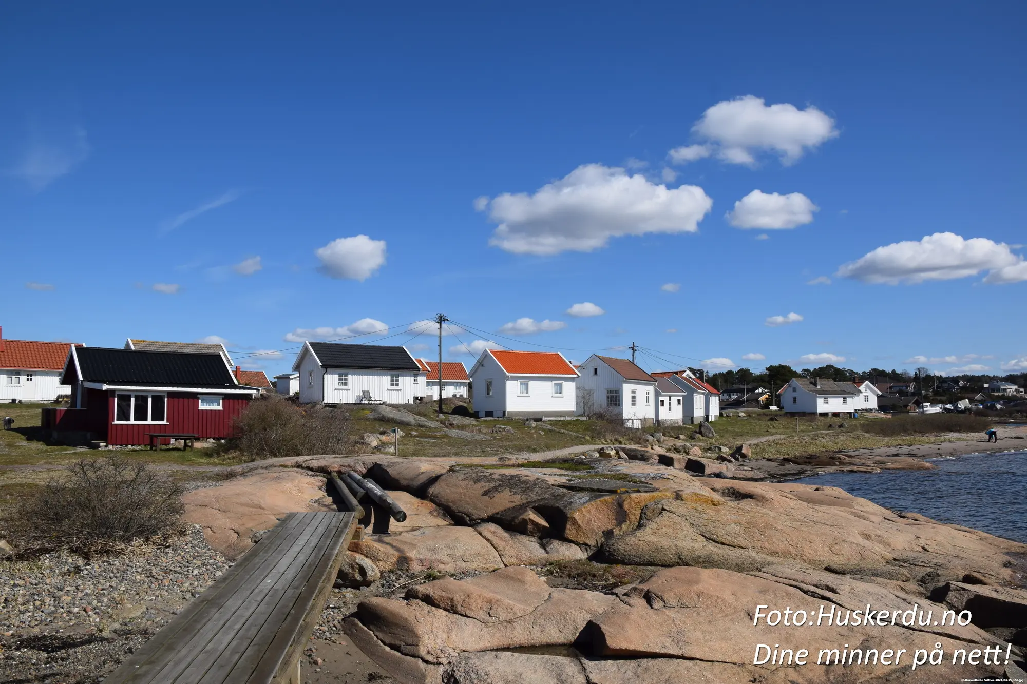 🏠🌊 Historiske bygninger på Saltnes 🌊🏠 Disse tradisjonelle hvite husene på Saltnes vitner om områdets historiske sjarm og maritime arv. Beliggende tett ved sjøen, gir disse husene et innblikk i livet ved Oslofjorden, der fiskeri og sjøfart har stått sentralt i generasjoner. Perfekt for et rolig avbrekk og naturskjønne omgivelser. Foto: © Huskerdu.no, All Rights Reserved https://huskerdu.no saltnes-tradisjonelle-hus-maritim-idyll Saltnes – Historiske Hus ved Oslofjorden Saltnes, Saltnæs, Fredrikstad, Østfold, Oslofjorden, maritimt miljø, tradisjonelle hus, norsk kystkultur