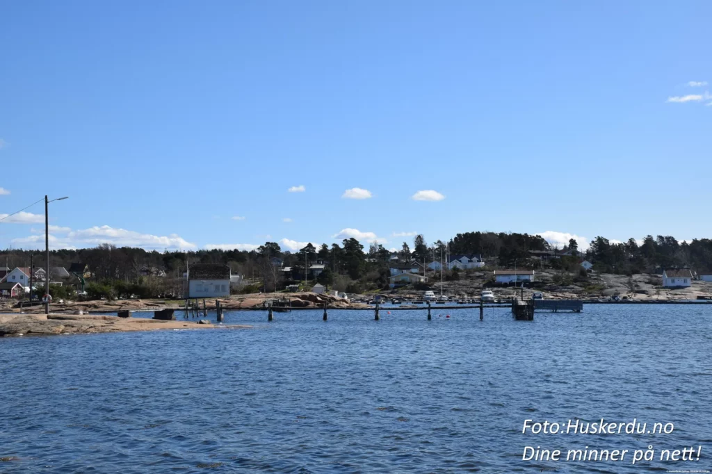 🌊🏡 Idyliske strender og boliger 🏡🌊 Saltnes er kjent for sine idylliske strender og kystnære boliger som ligger vakkert til langs fjorden. Her kan man nyte et avslappende strandliv, ta en dukkert i sjøen eller bare beundre den flotte utsikten over Oslofjorden. Området er et perfekt sted for ro og hygge i naturskjønne omgivelser. Foto: © Huskerdu.no, All Rights Reserved https://huskerdu.no saltnes-idylliske-strender-kystliv Saltnes – Strandliv og Naturskjønnhet ved Oslofjorden Saltnes, Fredrikstad, Østfold, strender, Oslofjorden, kystliv, sommeridyll