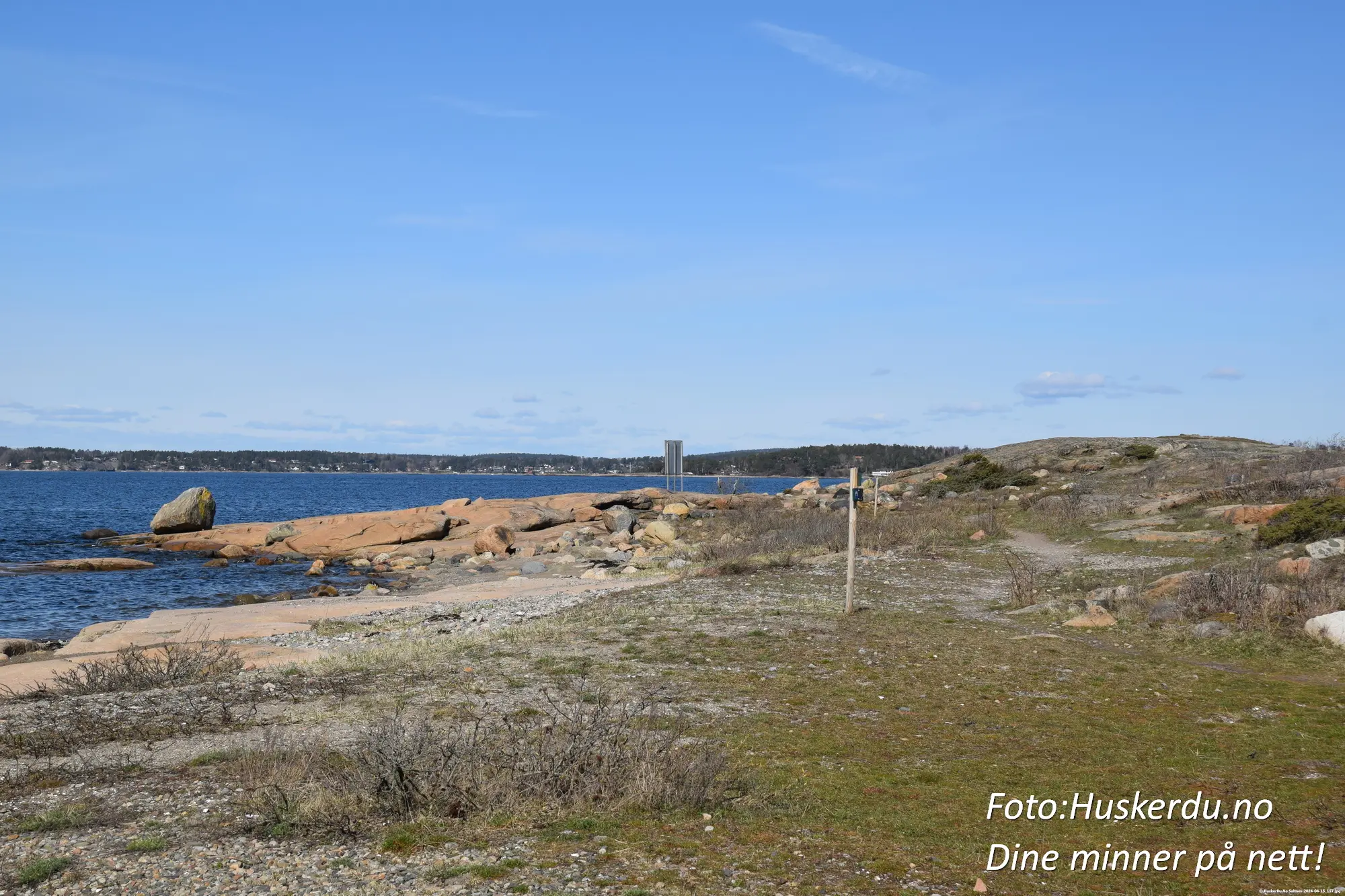🌊🏡 Idyliske strender og boliger 🏡🌊 Saltnes er kjent for sine idylliske strender og kystnære boliger som ligger vakkert til langs fjorden. Her kan man nyte et avslappende strandliv, ta en dukkert i sjøen eller bare beundre den flotte utsikten over Oslofjorden. Området er et perfekt sted for ro og hygge i naturskjønne omgivelser. Foto: © Huskerdu.no, All Rights Reserved https://huskerdu.no saltnes-idylliske-strender-kystliv Saltnes – Strandliv og Naturskjønnhet ved Oslofjorden Saltnes, Fredrikstad, Østfold, strender, Oslofjorden, kystliv, sommeridyll