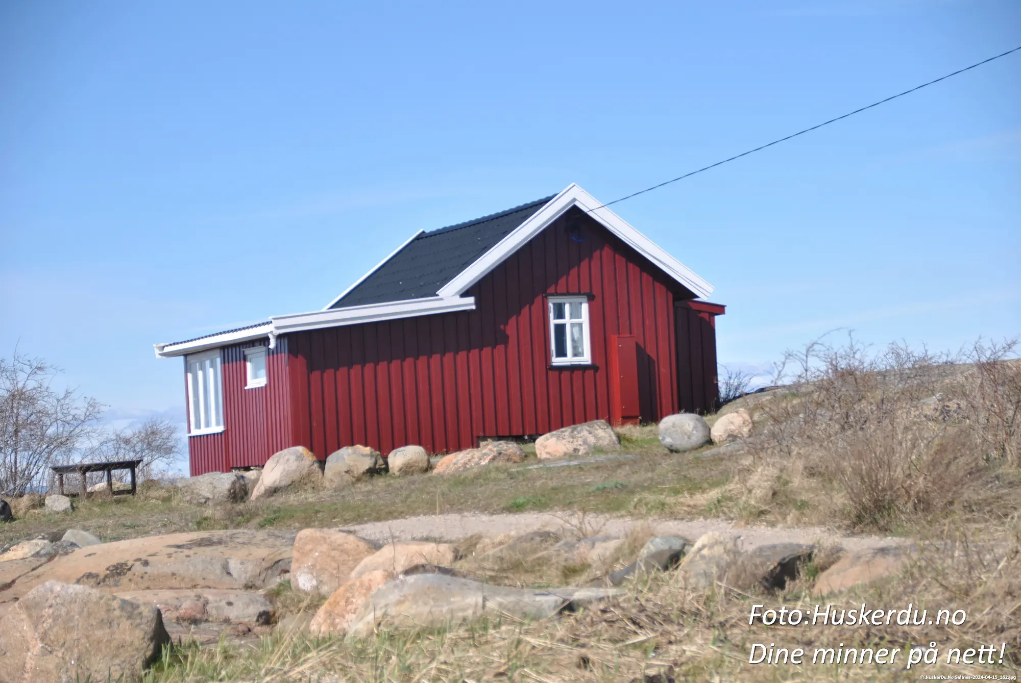 🏠🌊 Historiske bygninger på Saltnes 🌊🏠 Disse tradisjonelle hvite husene på Saltnes vitner om områdets historiske sjarm og maritime arv. Beliggende tett ved sjøen, gir disse husene et innblikk i livet ved Oslofjorden, der fiskeri og sjøfart har stått sentralt i generasjoner. Perfekt for et rolig avbrekk og naturskjønne omgivelser. Foto: © Huskerdu.no, All Rights Reserved https://huskerdu.no saltnes-tradisjonelle-hus-maritim-idyll Saltnes – Historiske Hus ved Oslofjorden Saltnes, Saltnæs, Fredrikstad, Østfold, Oslofjorden, maritimt miljø, tradisjonelle hus, norsk kystkultur
