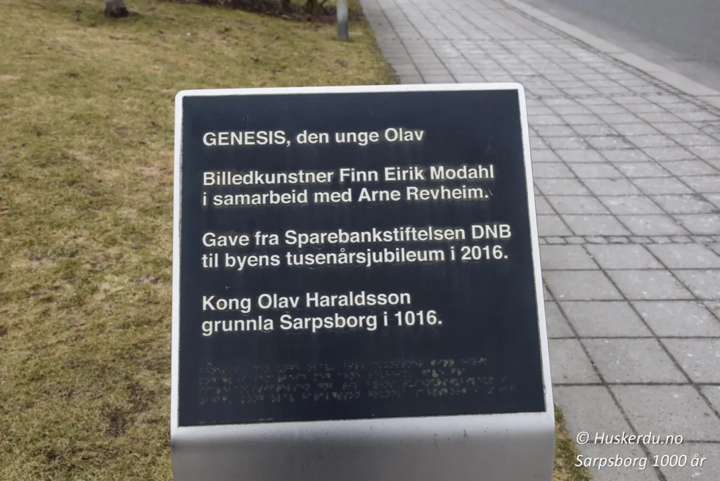 🎨🛡️ GENESIS – Den unge Olav 🛡️🎨 Skulpturen «GENESIS» i Sarpsborg er et kunstverk laget av billedkunstner Finn Eirik Modahl i samarbeid med Arne Revheim. Den ble gitt som en gave fra Sparebankstiftelsen DNB til byens tusenårsjubileum i 2016. Skulpturen symboliserer Sarpsborgs grunnlegger, Kong Olav Haraldsson, som etablerte byen i 1016. Refleksjonene i den blanke overflaten gir et moderne preg på byens rike historie og vikingarv. Foto: © Huskerdu.no https://huskerdu.no GENESIS – Den unge Olav i Sarpsborg Sarpsborg, Sarpsborg 1000 år, Genesis skulptur, Genesis Sarpsborg, Olav Haraldsson statue, Sarpsborg kunst, Sarpsborg historie, Sarpsborg jubileum, Sarpsborg sentrum, Sarpsborg vikingarv, Olav den hellige Sarpsborg