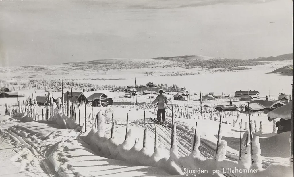 🎿❄️ Vinteridyll på Sjusjøen ❄️🎿 Sjusjøen, like ved Lillehammer, er kjent som et vinterparadis for skientusiaster og naturopplevelser. Dette bildet viser en klassisk norsk vinter med snødekte hytter og preparerte løyper – perfekt for langrenn og avslapning i naturskjønne omgivelser. Sjusjøen er et populært reisemål både for familier og aktive skiløpere, med milevis av velholdte spor og fantastisk utsikt over innsjøen og de omkringliggende fjellene. Foto: National Library of Norway, Public domain Public Domain (National Library of Norway) https://commons.wikimedia.org/wiki/File:214_Sjusjøen_pr._Lillehammer_-_no-nb_digifoto_20150813_00009_bldsa_PK27290.jpg sjusjoen-lillehammer-vinterlandskap Sjusjøen nær Lillehammer – Vinterlandskap og Skiglede Sjusjøen, Sjusjoen, Lillehammer, Lillehammar, Sjusjøen ski, Sjusjøen vinter, vinter på Sjusjøen, langrenn Sjusjøen, skitur Sjusjøen, Sjusjøen hytteliv, norsk vinteridyll, vinterferie Lillehammer