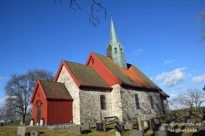 ⛪🌿 Skiptvet Kirke – En Historisk Middelalderperle 🌿⛪ Skiptvet kirke i Østfold er en vakker steinkirke fra 1100-tallet som bærer preg av norsk middelalderhistorie. Omgitt av en fredelig kirkegård og naturskjønne omgivelser, inviterer denne historiske kirken til både refleksjon og oppdagelse. Kirken har gjennomgått flere restaureringer og fungerer i dag som både et religiøst samlingspunkt og en kulturell arena. Foto: Huskerdu.no skiptvet-kirke-middelalder-ostfold Skiptvet Kirke – Middelalderkirke i Østfold Skiptvet, Skiptvet kirke, Østfold kirker, middelalderkirke, steinkirke, Borg bispedømme, Glomma, Skiptvet gravkapell