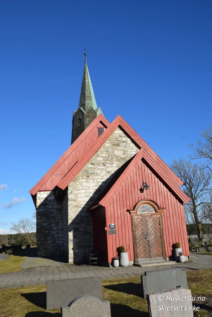 ⛪🌿 Skiptvet Kirke – En Historisk Middelalderperle 🌿⛪ Skiptvet kirke i Østfold er en vakker steinkirke fra 1100-tallet som bærer preg av norsk middelalderhistorie. Omgitt av en fredelig kirkegård og naturskjønne omgivelser, inviterer denne historiske kirken til både refleksjon og oppdagelse. Kirken har gjennomgått flere restaureringer og fungerer i dag som både et religiøst samlingspunkt og en kulturell arena. Foto: Huskerdu.no skiptvet-kirke-middelalder-ostfold Skiptvet Kirke – Middelalderkirke i Østfold Skiptvet, Skiptvet kirke, Østfold kirker, middelalderkirke, steinkirke, Borg bispedømme, Glomma, Skiptvet gravkapell