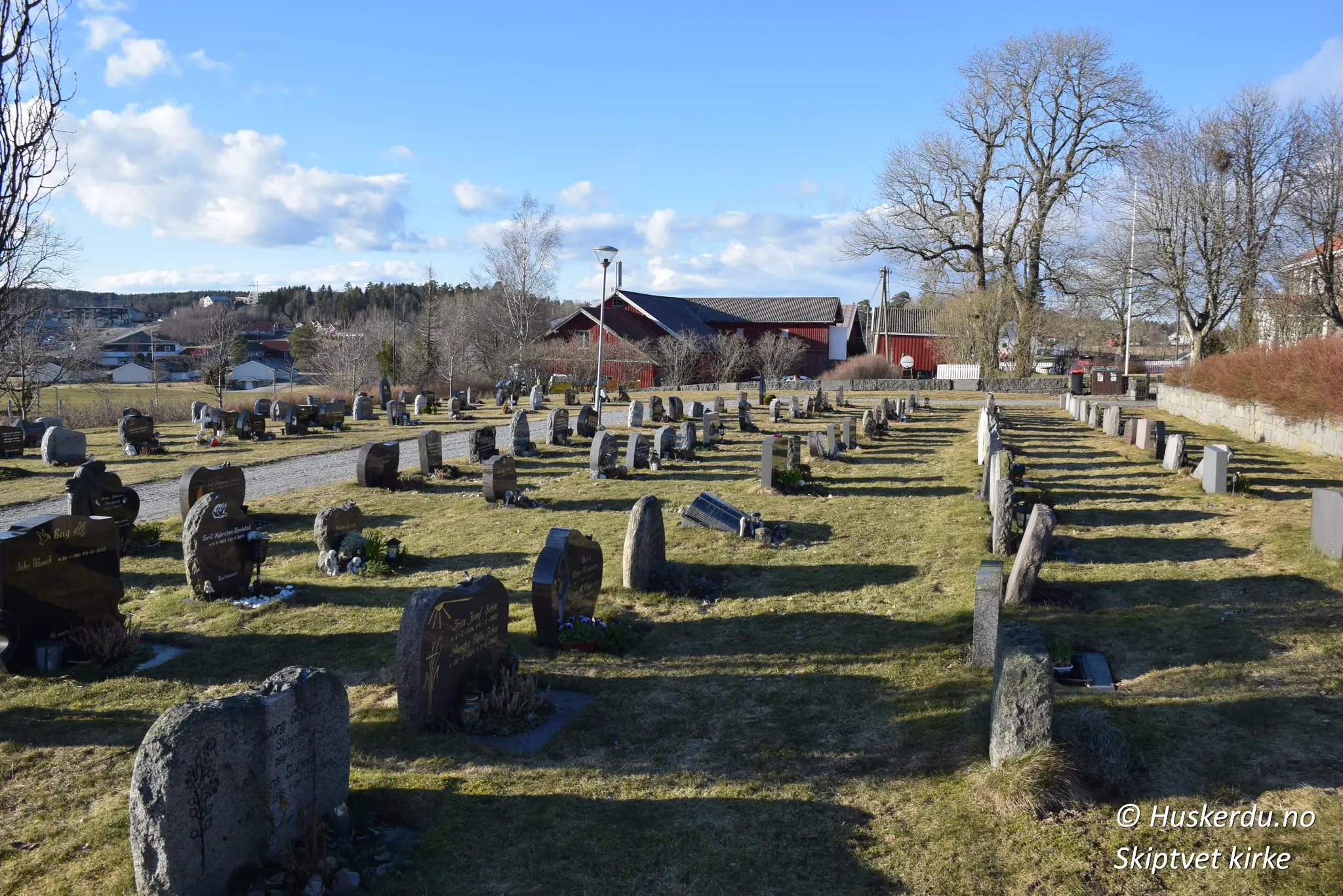 ⛪🌿 Skiptvet Kirke – En Historisk Middelalderperle 🌿⛪ Skiptvet kirke i Østfold er en vakker steinkirke fra 1100-tallet som bærer preg av norsk middelalderhistorie. Omgitt av en fredelig kirkegård og naturskjønne omgivelser, inviterer denne historiske kirken til både refleksjon og oppdagelse. Kirken har gjennomgått flere restaureringer og fungerer i dag som både et religiøst samlingspunkt og en kulturell arena. Foto: Huskerdu.no skiptvet-kirke-middelalder-ostfold Skiptvet Kirke – Middelalderkirke i Østfold Skiptvet, Skiptvet kirke, Østfold kirker, middelalderkirke, steinkirke, Borg bispedømme, Glomma, Skiptvet gravkapell