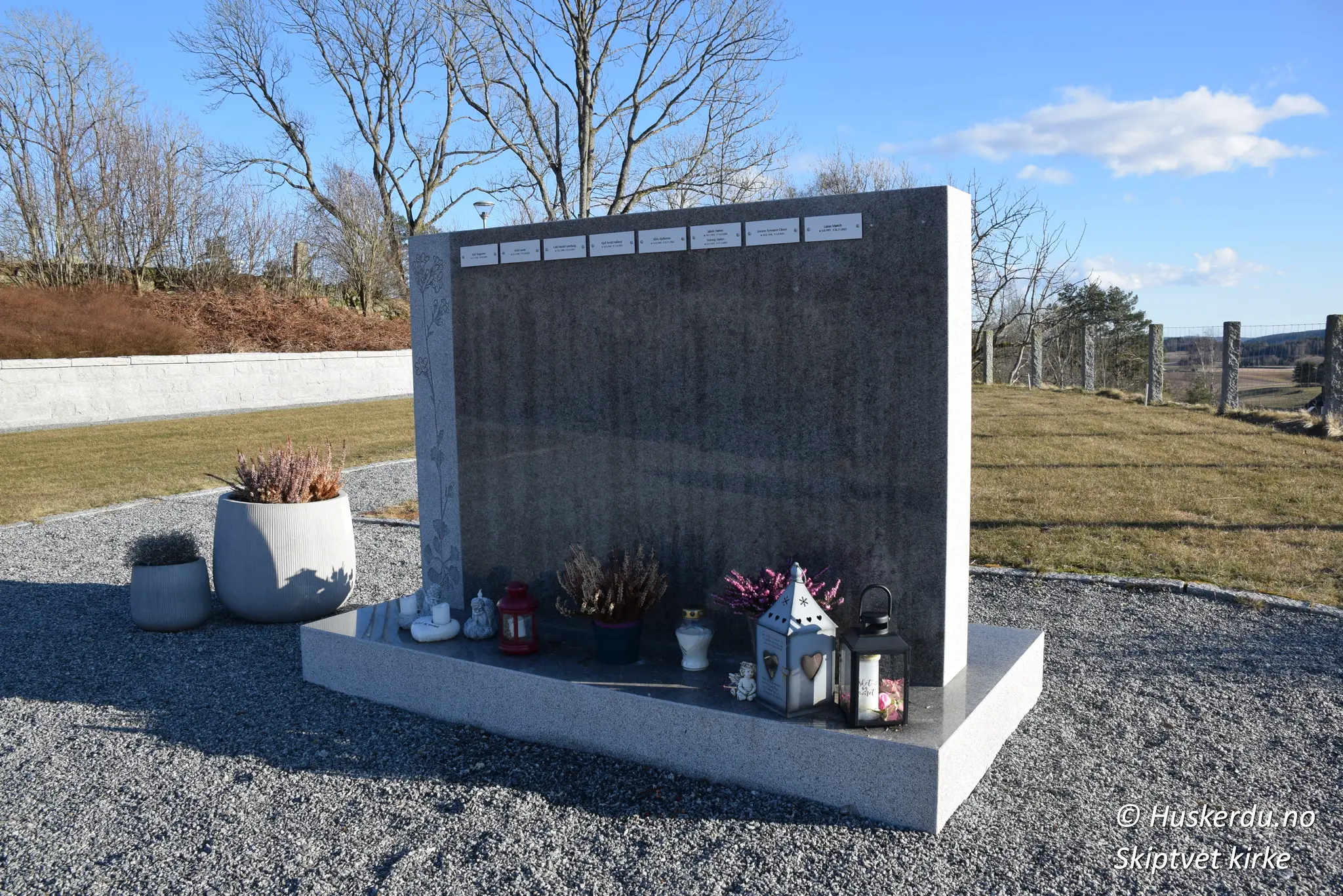 🕯️🌿 Minnelunden ved Skiptvet Kirke 🌿🕯️ Minnelunden ved Skiptvet kirke er et fredelig sted for å minnes personer som enten er gravlagt andre steder eller savnet. Minnesteinen med plaketter bærer navnene til de som æres her, og gir pårørende en symbolsk hvileplass for ettertanke og refleksjon. Omgitt av vakre omgivelser, innbyr dette området til stillhet og ro. Besøkende kan tenne lys eller legge blomster som en personlig hyllest. Foto: Huskerdu.no skiptvet-kirke-minnelund-symbolsk-hvileplass Minnelunden ved Skiptvet Kirke – Symbolsk Hvileplass og Minnested Skiptvet kirke, minnelund Skiptvet, minnestein Skiptvet, Østfold minnelund, symbolsk hvileplass Skiptvet, savnede minnes Skiptvet, minneplass kirken