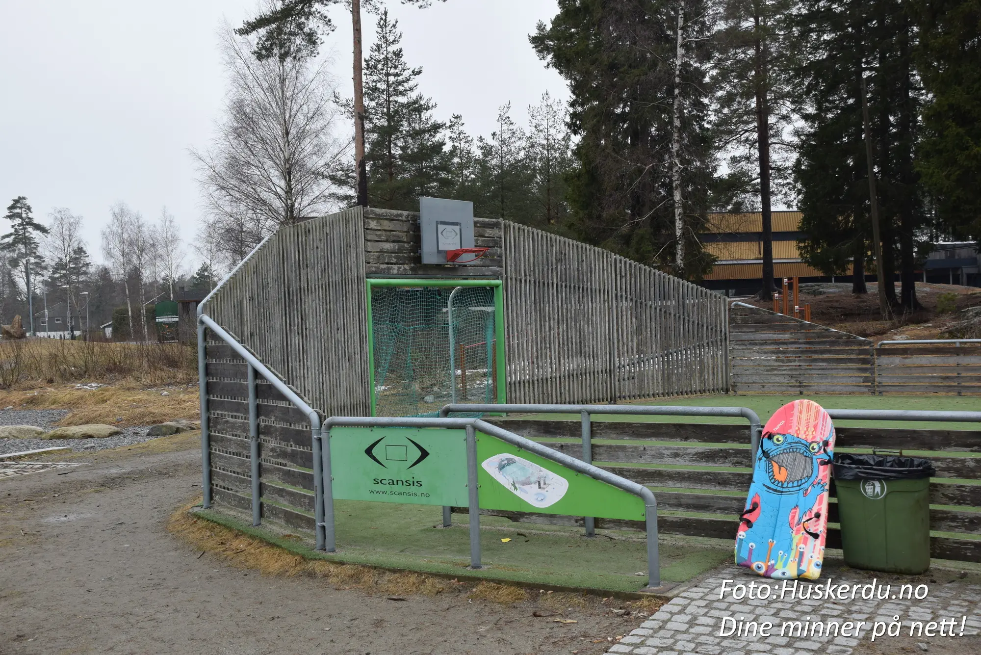 🏫 Skjønhaug skole i Skjønhaug 🌳 Skjønhaug skole ligger midt i hjertet av Skjønhaug i Indre Østfold og er en moderne barneskole omgitt av vakker natur og praktiske fasiliteter. Skolen er kjent for sin satsing på helse, kreativitet og læring, med et sterkt fokus på fellesskap og trivsel for elevene. Beliggenheten tett på ungdomsskolen og idrettsanlegg gjør den til et sentralt samlingspunkt i lokalmiljøet. Foto: Huskerdu.no CC BY-SA 4.0 https://creativecommons.org/licenses/by-sa/4.0 skjonhaug-skole-skjonhaug-indre-ostfold Skjønhaug Skole – Læring og Fasiliteter i Skjønhaug skjønhaug, trøgstad, skjønhaug skole, barneskole skjønhaug, trøgstad skole, indre østfold skole, skjønhaug barneskole, skjønhaug trøgstad, skule skjønhaug, barneskule skjønhaug