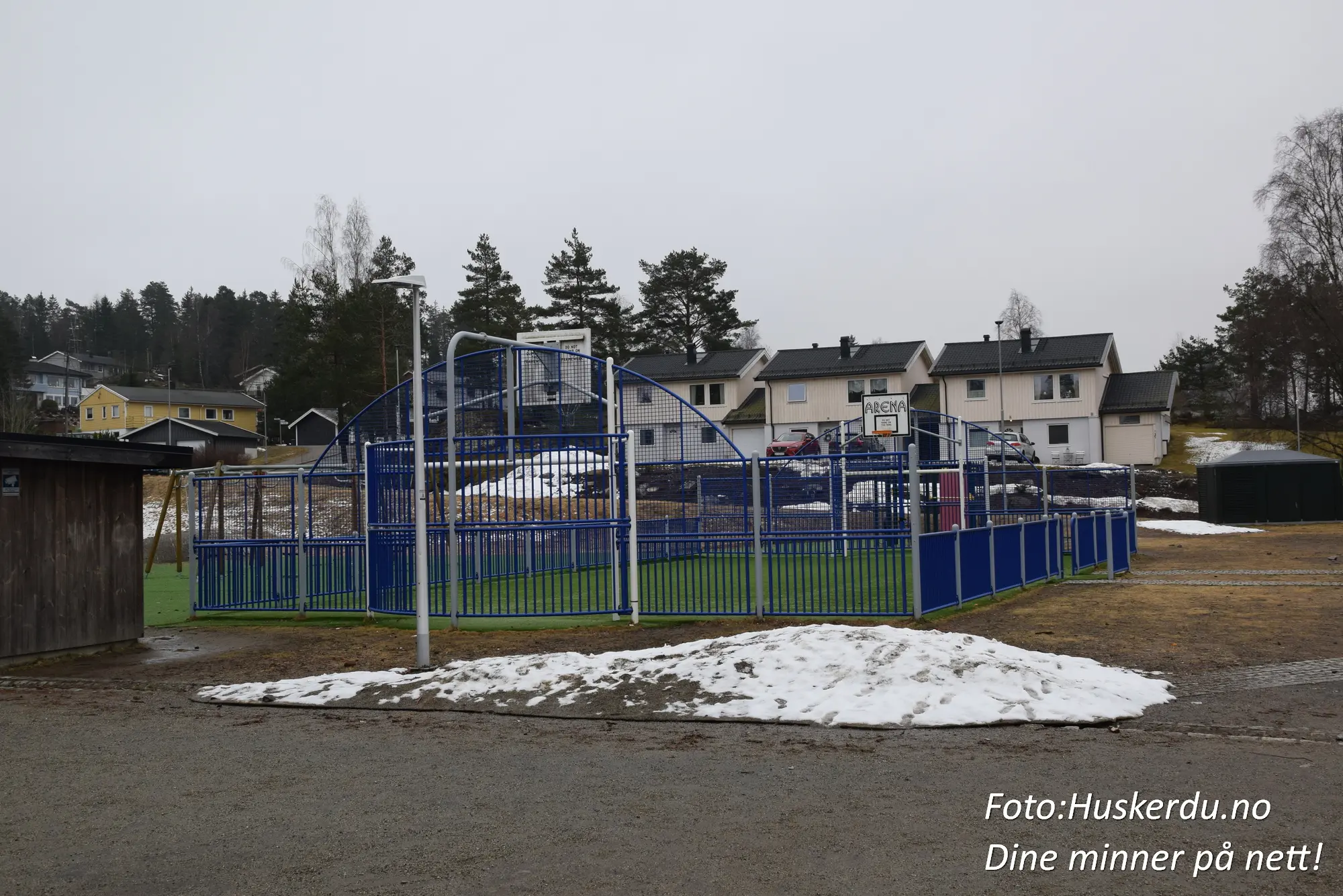 🏫 Skjønhaug skole i Skjønhaug 🌳 Skjønhaug skole ligger midt i hjertet av Skjønhaug i Indre Østfold og er en moderne barneskole omgitt av vakker natur og praktiske fasiliteter. Skolen er kjent for sin satsing på helse, kreativitet og læring, med et sterkt fokus på fellesskap og trivsel for elevene. Beliggenheten tett på ungdomsskolen og idrettsanlegg gjør den til et sentralt samlingspunkt i lokalmiljøet. Foto: Huskerdu.no CC BY-SA 4.0 https://creativecommons.org/licenses/by-sa/4.0 skjonhaug-skole-skjonhaug-indre-ostfold Skjønhaug Skole – Læring og Fasiliteter i Skjønhaug skjønhaug, trøgstad, skjønhaug skole, barneskole skjønhaug, trøgstad skole, indre østfold skole, skjønhaug barneskole, skjønhaug trøgstad, skule skjønhaug, barneskule skjønhaug