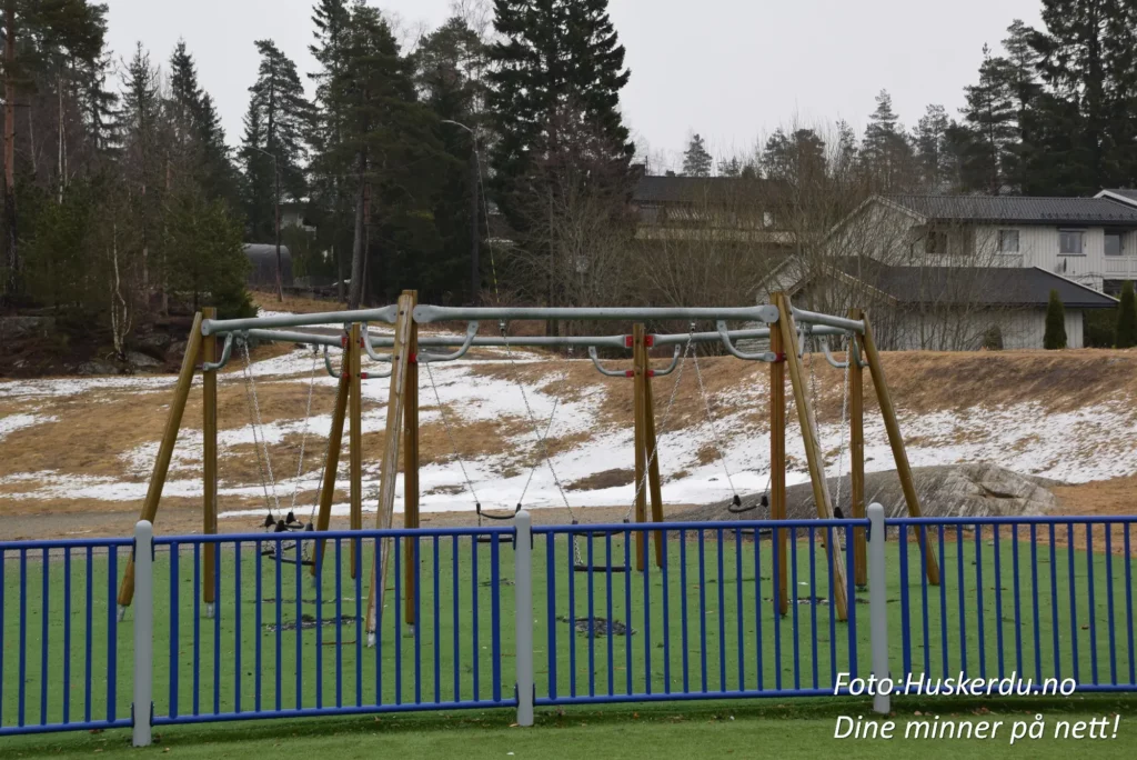 🏫 Skjønhaug skole i Skjønhaug 🌳 Skjønhaug skole ligger midt i hjertet av Skjønhaug i Indre Østfold og er en moderne barneskole omgitt av vakker natur og praktiske fasiliteter. Skolen er kjent for sin satsing på helse, kreativitet og læring, med et sterkt fokus på fellesskap og trivsel for elevene. Beliggenheten tett på ungdomsskolen og idrettsanlegg gjør den til et sentralt samlingspunkt i lokalmiljøet. Foto: Huskerdu.no CC BY-SA 4.0 https://creativecommons.org/licenses/by-sa/4.0 skjonhaug-skole-skjonhaug-indre-ostfold Skjønhaug Skole – Læring og Fasiliteter i Skjønhaug skjønhaug, trøgstad, skjønhaug skole, barneskole skjønhaug, trøgstad skole, indre østfold skole, skjønhaug barneskole, skjønhaug trøgstad, skule skjønhaug, barneskule skjønhaug