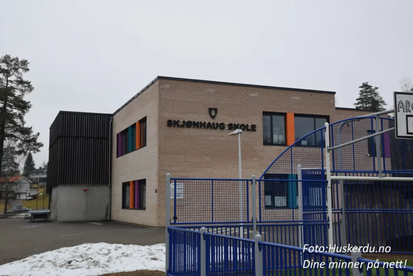 🏫 Skjønhaug skole i Skjønhaug 🌳 Skjønhaug skole ligger midt i hjertet av Skjønhaug i Indre Østfold og er en moderne barneskole omgitt av vakker natur og praktiske fasiliteter. Skolen er kjent for sin satsing på helse, kreativitet og læring, med et sterkt fokus på fellesskap og trivsel for elevene. Beliggenheten tett på ungdomsskolen og idrettsanlegg gjør den til et sentralt samlingspunkt i lokalmiljøet. Foto: Huskerdu.no CC BY-SA 4.0 https://creativecommons.org/licenses/by-sa/4.0 skjonhaug-skole-skjonhaug-indre-ostfold Skjønhaug Skole – Læring og Fasiliteter i Skjønhaug skjønhaug, trøgstad, skjønhaug skole, barneskole skjønhaug, trøgstad skole, indre østfold skole, skjønhaug barneskole, skjønhaug trøgstad, skule skjønhaug, barneskule skjønhaug