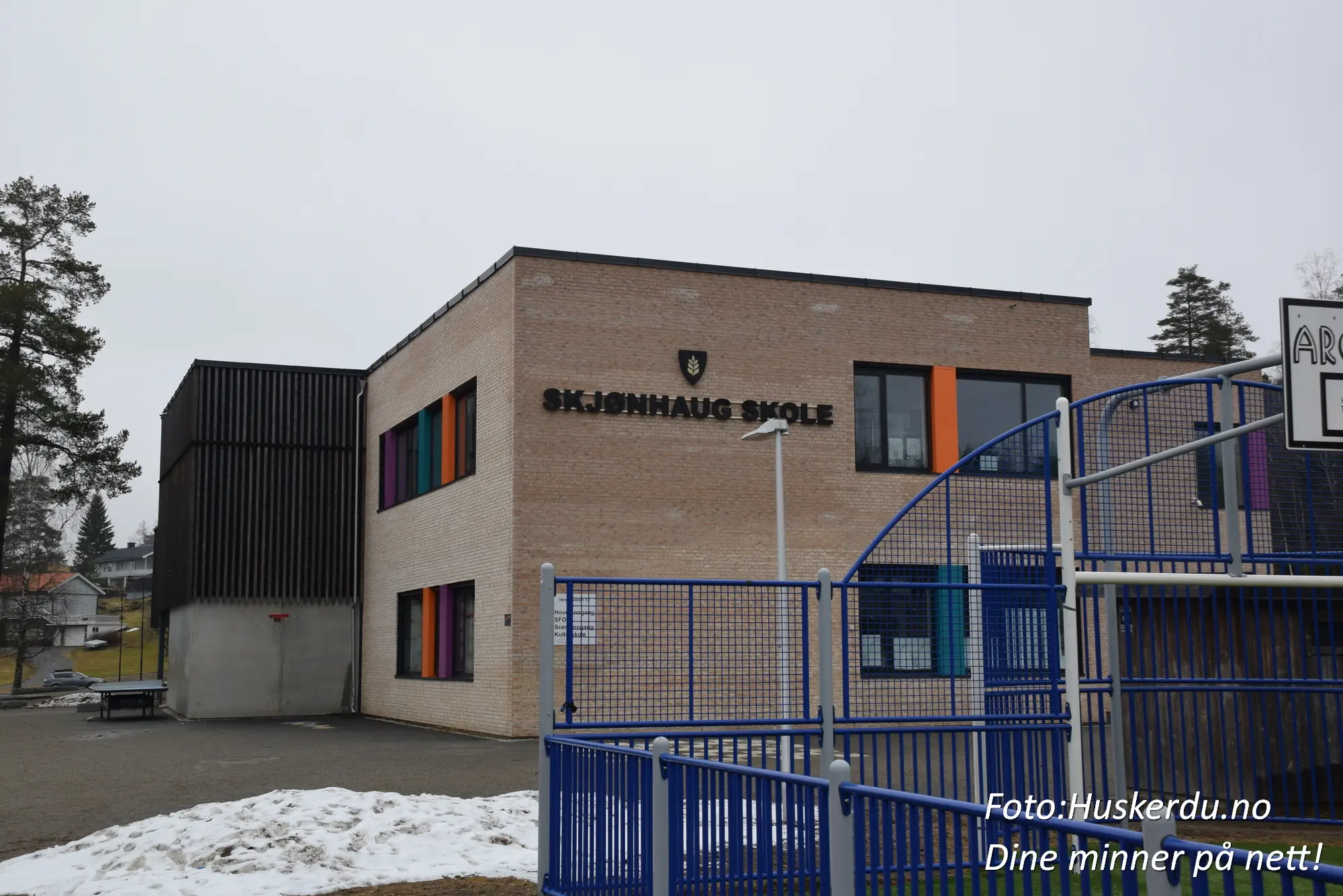 🏫 Skjønhaug skole i Skjønhaug 🌳 Skjønhaug skole ligger midt i hjertet av Skjønhaug i Indre Østfold og er en moderne barneskole omgitt av vakker natur og praktiske fasiliteter. Skolen er kjent for sin satsing på helse, kreativitet og læring, med et sterkt fokus på fellesskap og trivsel for elevene. Beliggenheten tett på ungdomsskolen og idrettsanlegg gjør den til et sentralt samlingspunkt i lokalmiljøet. Foto: Huskerdu.no CC BY-SA 4.0 https://creativecommons.org/licenses/by-sa/4.0 skjonhaug-skole-skjonhaug-indre-ostfold Skjønhaug Skole – Læring og Fasiliteter i Skjønhaug skjønhaug, trøgstad, skjønhaug skole, barneskole skjønhaug, trøgstad skole, indre østfold skole, skjønhaug barneskole, skjønhaug trøgstad, skule skjønhaug, barneskule skjønhaug