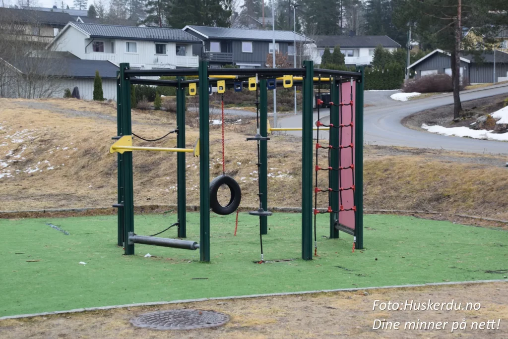 🏫 Skjønhaug skole i Skjønhaug 🌳 Skjønhaug skole ligger midt i hjertet av Skjønhaug i Indre Østfold og er en moderne barneskole omgitt av vakker natur og praktiske fasiliteter. Skolen er kjent for sin satsing på helse, kreativitet og læring, med et sterkt fokus på fellesskap og trivsel for elevene. Beliggenheten tett på ungdomsskolen og idrettsanlegg gjør den til et sentralt samlingspunkt i lokalmiljøet. Foto: Huskerdu.no CC BY-SA 4.0 https://creativecommons.org/licenses/by-sa/4.0 skjonhaug-skole-skjonhaug-indre-ostfold Skjønhaug Skole – Læring og Fasiliteter i Skjønhaug skjønhaug, trøgstad, skjønhaug skole, barneskole skjønhaug, trøgstad skole, indre østfold skole, skjønhaug barneskole, skjønhaug trøgstad, skule skjønhaug, barneskule skjønhaug