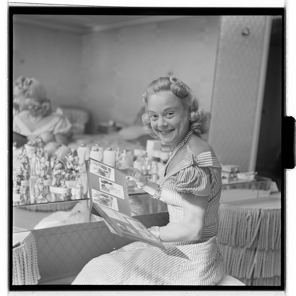 🎥✨ Sonja Henie – Hollywood-stjerne bak kulissene ✨🎥 Dette sjeldne bildet viser Sonja Henie i en avslappet setting, trolig fra en av hennes mange filmroller. Med sitt blendende smil og ikoniske stil ble Henie en av 1940-tallets største Hollywood-stjerner, kjent for sin suksess både på isen og filmlerretet. Bildet gir et unikt innblikk i skøyteikonets liv bak kamera og hennes glitrende karriere som skuespiller. Foto: National Archives of Norway, CC BY-SA 4.0 Lisens: National Archives of Norway, CC BY-SA 4.0 https://creativecommons.org/licenses/by-sa/4.0 sonja-henie-hollywood-bak-kulissene Sonja Henie – Bak kulissene i Hollywoods gullalder Sonja Henie, Hollywood, skøyteikon, norsk filmhistorie, bak kulissene, Sonja Henie filmrolle, Hollywood-stjerne, norsk skuespiller, 1940-tallet, norsk kulturarv, Sonja Henie karriere