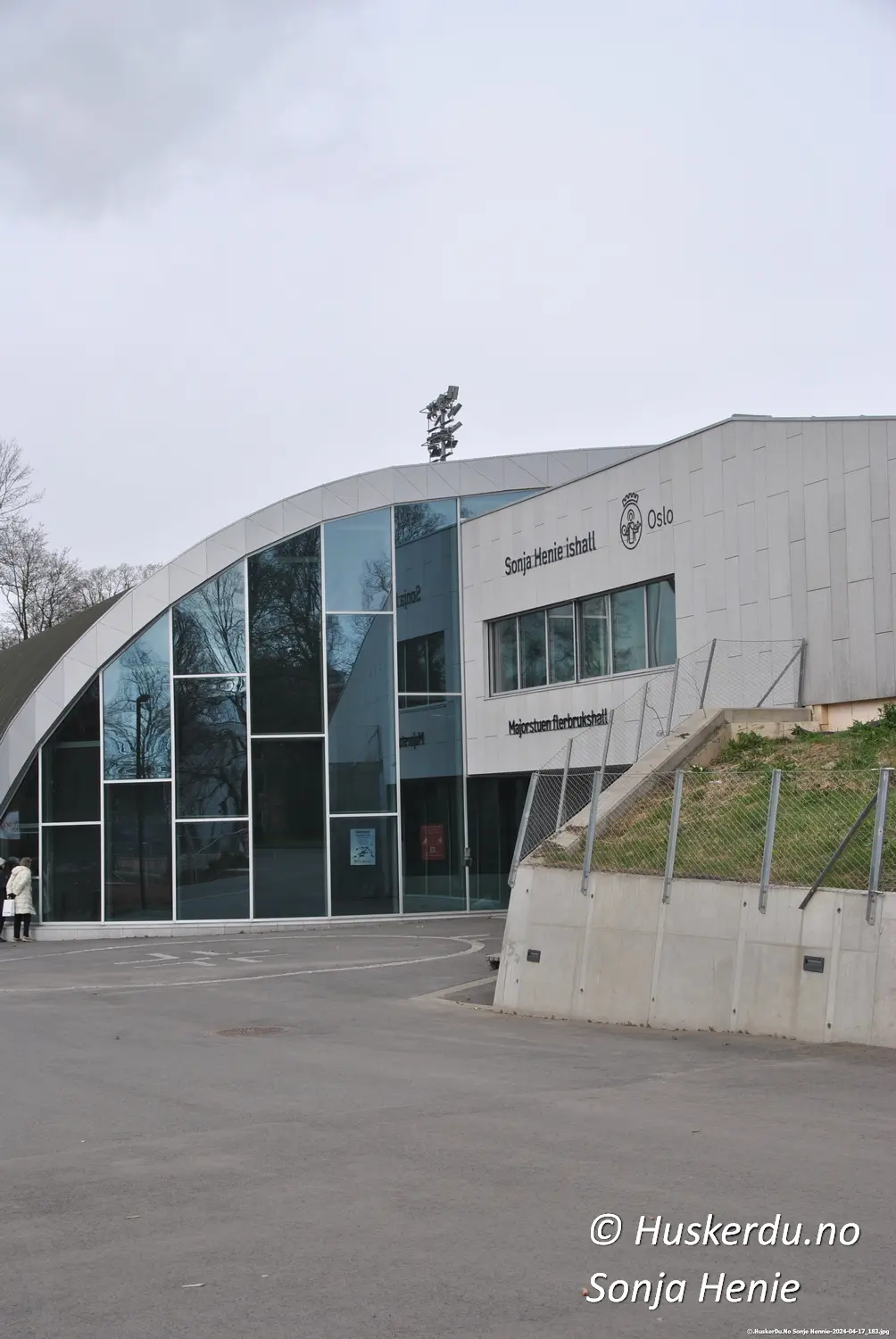 🏒⛸ Sonja Henie Ishall i Oslo ⛸🏒 Sonja Henie Ishall ligger i Middelthuns gate 26, tett ved Frognerparken i Oslo. Denne moderne flerbrukshallen er en hyllest til Norges skøytelegende, Sonja Henie, og er et populært sted for kunstløp, ishockey og familieaktiviteter. Bygget kombinerer funksjonalitet med miljøvennlige løsninger, som et mosetak og passivhusstandard. En kort spasertur fra Frogner Stadion gjør ishallen lett tilgjengelig for både lokale og besøkende som vil oppleve skøyteglede i historiske omgivelser. Foto: Huskerdu.no sonja-henie-ishall-oslo-modern-skoytehall Sonja Henie Ishall, Middelthuns gate 26, Frognerparken Oslo, Sonja Henie ishall Frogner, Frogner Stadion skøytehall, Oslo skøytehall, Sonja Henie hall, Majorstuen flerbrukshall, Oslo Frogner Ishall, skøytebane Oslo Frogner