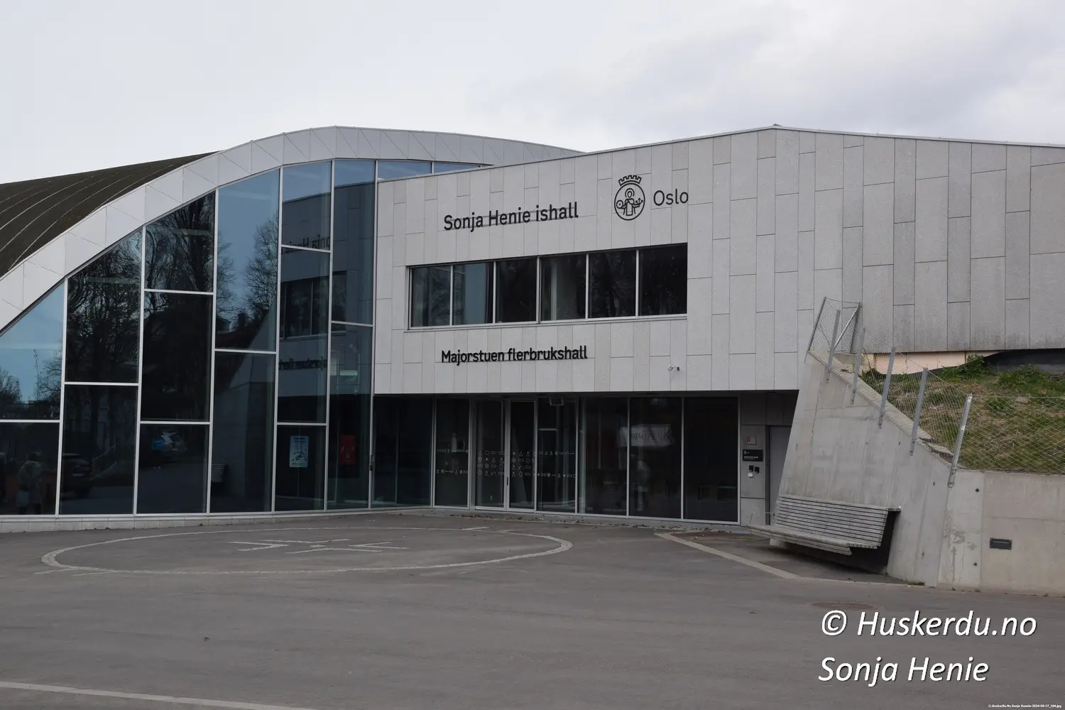 🏒⛸ Sonja Henie Ishall i Oslo ⛸🏒 Sonja Henie Ishall ligger i Middelthuns gate 26, tett ved Frognerparken i Oslo. Denne moderne flerbrukshallen er en hyllest til Norges skøytelegende, Sonja Henie, og er et populært sted for kunstløp, ishockey og familieaktiviteter. Bygget kombinerer funksjonalitet med miljøvennlige løsninger, som et mosetak og passivhusstandard. En kort spasertur fra Frogner Stadion gjør ishallen lett tilgjengelig for både lokale og besøkende som vil oppleve skøyteglede i historiske omgivelser. Foto: Huskerdu.no sonja-henie-ishall-oslo-modern-skoytehall Sonja Henie Ishall, Middelthuns gate 26, Frognerparken Oslo, Sonja Henie ishall Frogner, Frogner Stadion skøytehall, Oslo skøytehall, Sonja Henie hall, Majorstuen flerbrukshall, Oslo Frogner Ishall, skøytebane Oslo Frogner