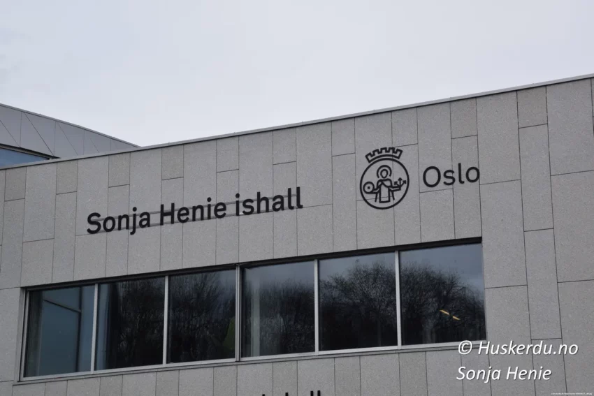 🏒⛸ Sonja Henie Ishall i Oslo ⛸🏒 Sonja Henie Ishall ligger i Middelthuns gate 26, tett ved Frognerparken i Oslo. Denne moderne flerbrukshallen er en hyllest til Norges skøytelegende, Sonja Henie, og er et populært sted for kunstløp, ishockey og familieaktiviteter. Bygget kombinerer funksjonalitet med miljøvennlige løsninger, som et mosetak og passivhusstandard. En kort spasertur fra Frogner Stadion gjør ishallen lett tilgjengelig for både lokale og besøkende som vil oppleve skøyteglede i historiske omgivelser. Foto: Huskerdu.no sonja-henie-ishall-oslo-modern-skoytehall Sonja Henie Ishall, Middelthuns gate 26, Frognerparken Oslo, Sonja Henie ishall Frogner, Frogner Stadion skøytehall, Oslo skøytehall, Sonja Henie hall, Majorstuen flerbrukshall, Oslo Frogner Ishall, skøytebane Oslo Frogner